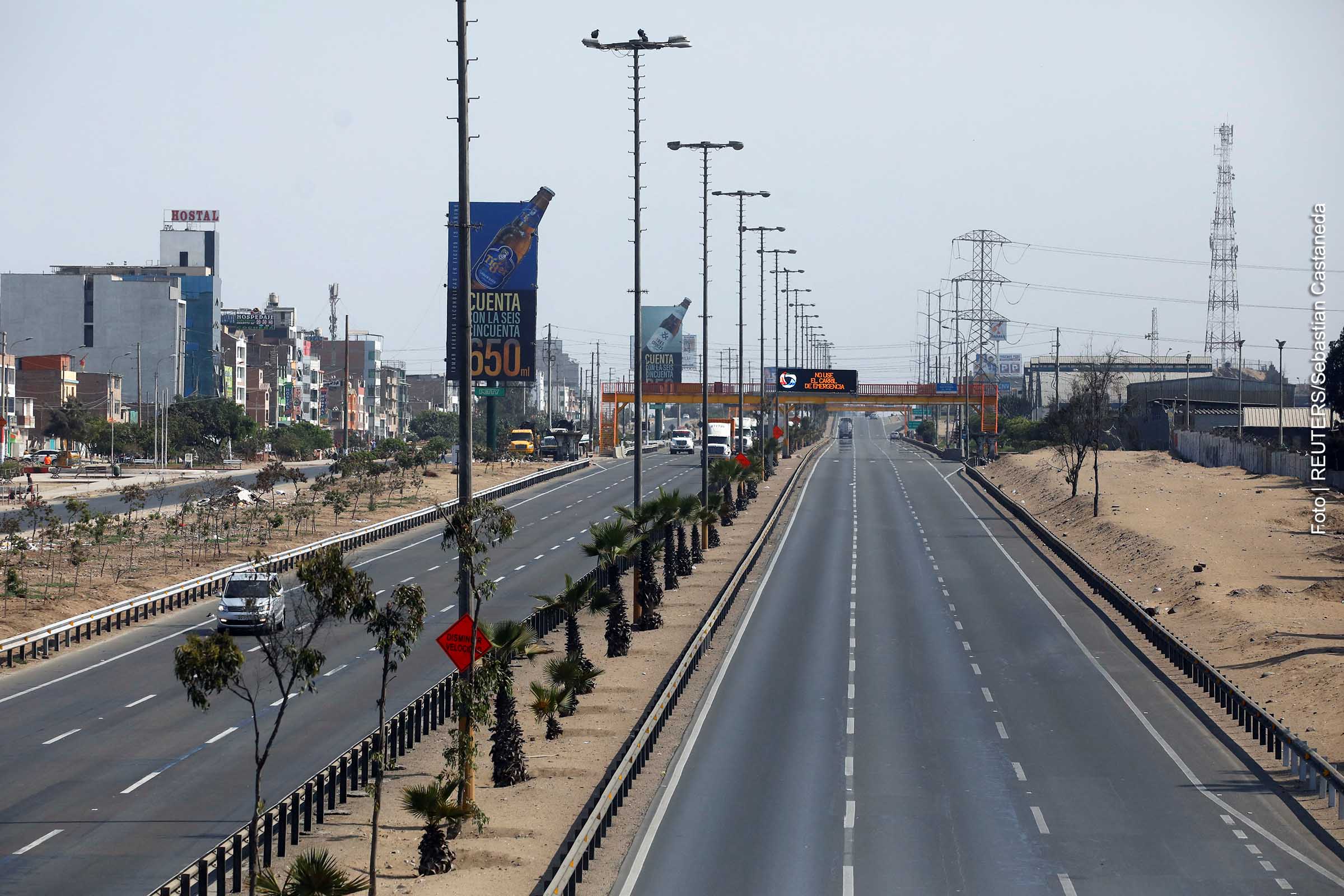 Avenida praticamente vazia durante toque de recolher em Lima, capital do Peru.