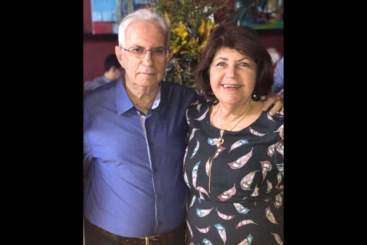 Festejando data maior ao lado de sua esposa Milma, o monarca Luiz Silvany Sampaio.