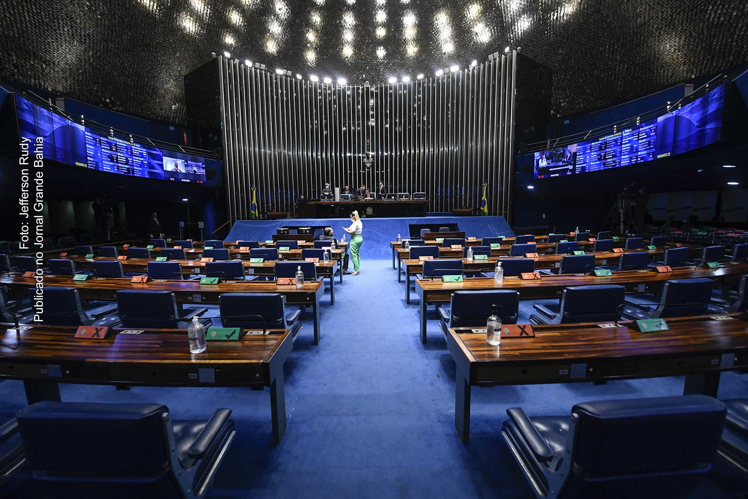 Os senadores podem mudar de sigla a qualquer momento, ao contrário dos deputados federais.