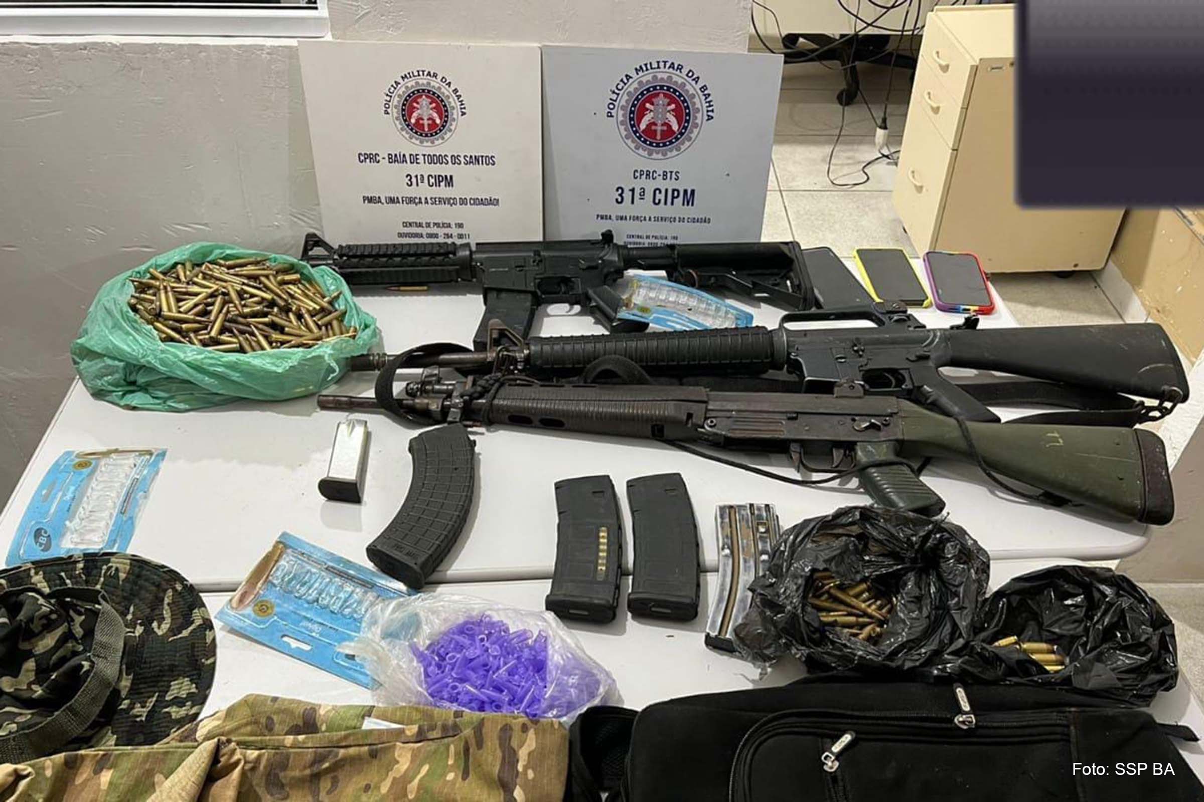 Equipes da 31ª CIPM e do Bope encontraram os armamentos com traficantes, na noite desta terça-feira (19/04/2022).