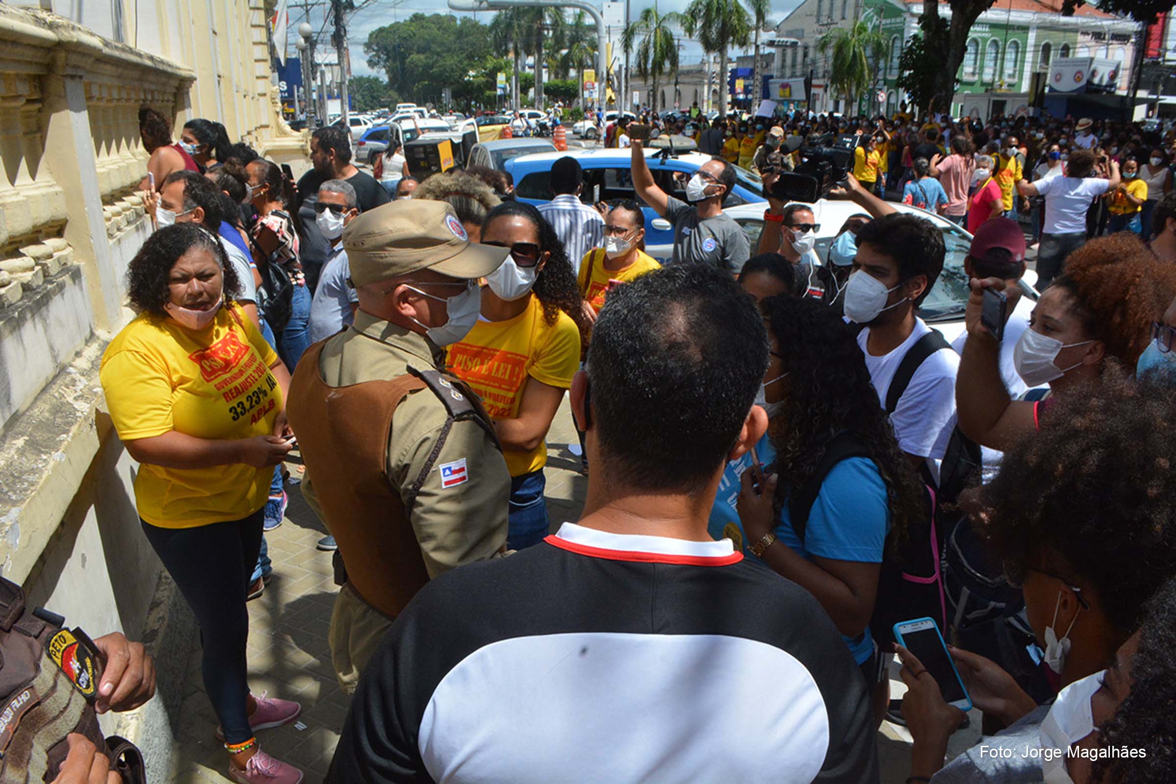 Justiça determina desocupação imediata do Paço Municipal de Feira de Santana; Sede da Prefeitura foi invadida de forma violenta por vereadores e servidores municipais da educação