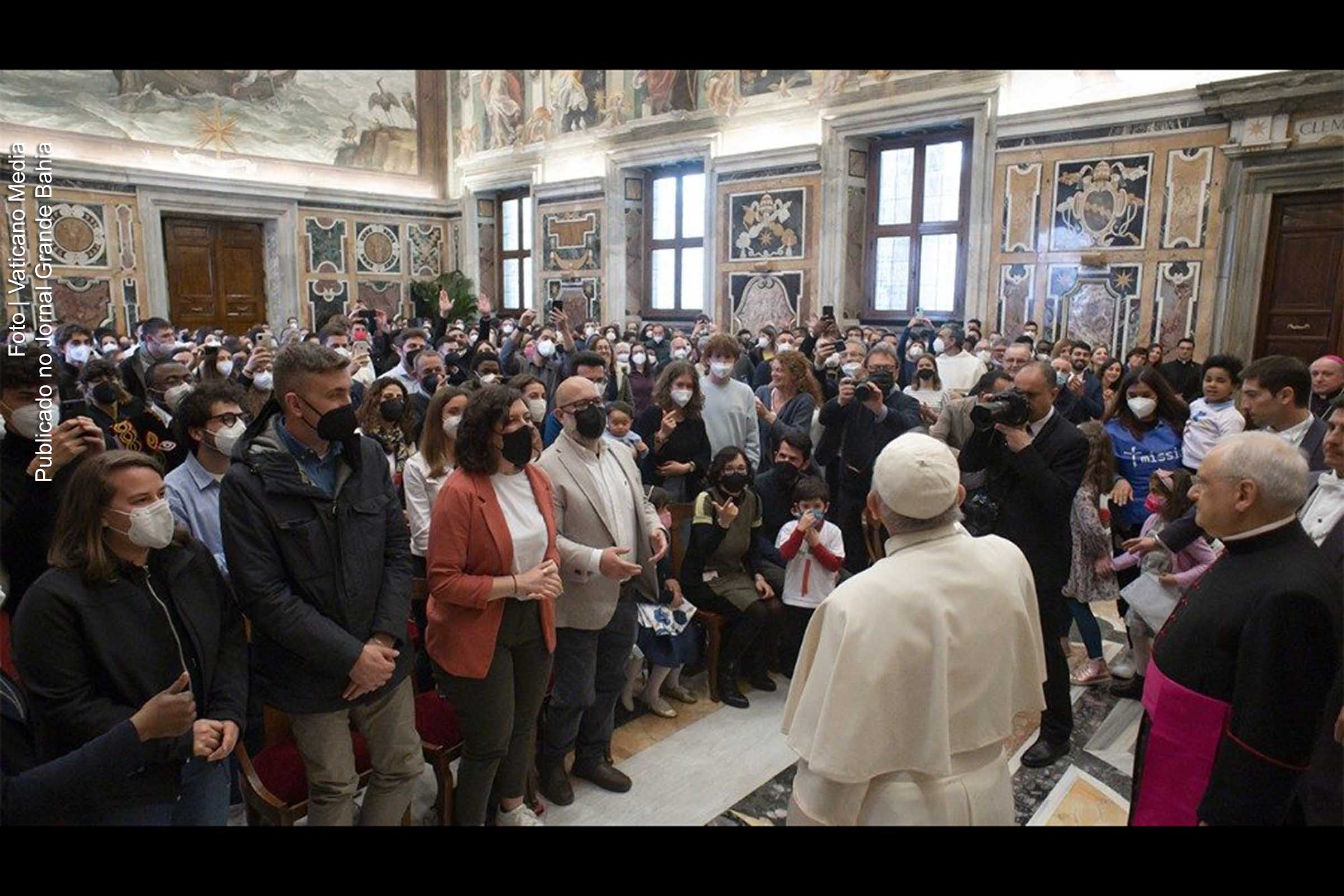 Na audiência a "Missio Jovens", o Papa Francisco exorta os jovens a se levantarem, cuidarem de seus irmãos e irmãs e darem testemunho com suas vidas do Evangelho da alegria, não com um sorriso publicitário, mas com o sorriso do coração.