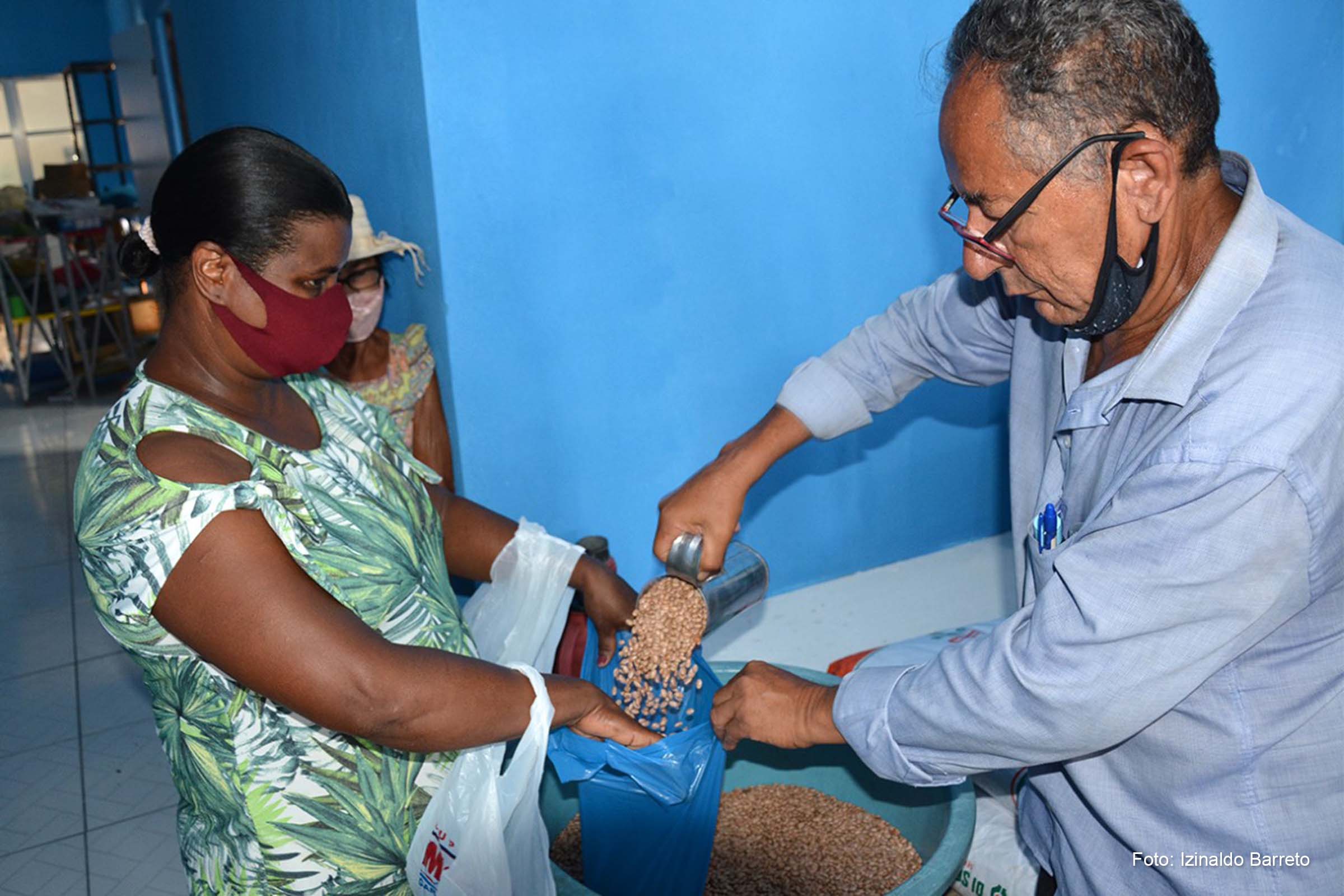 Cada um dos agricultores vai receber quatro litros de feijão e dois de milho.