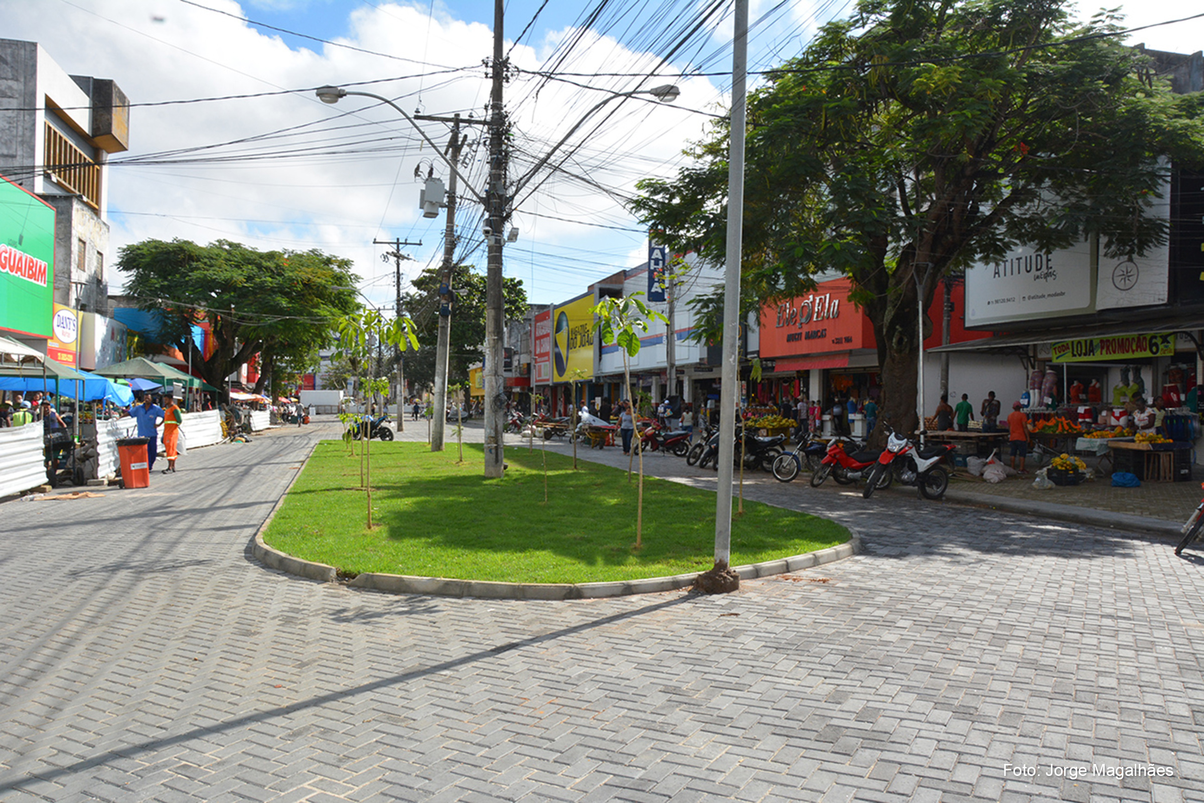 Segue em execução final a revitalização da rua Marechal Deodoro, que já recebeu piso intertravado e paisagismo, e a rua Recife, em Feira de Santana.