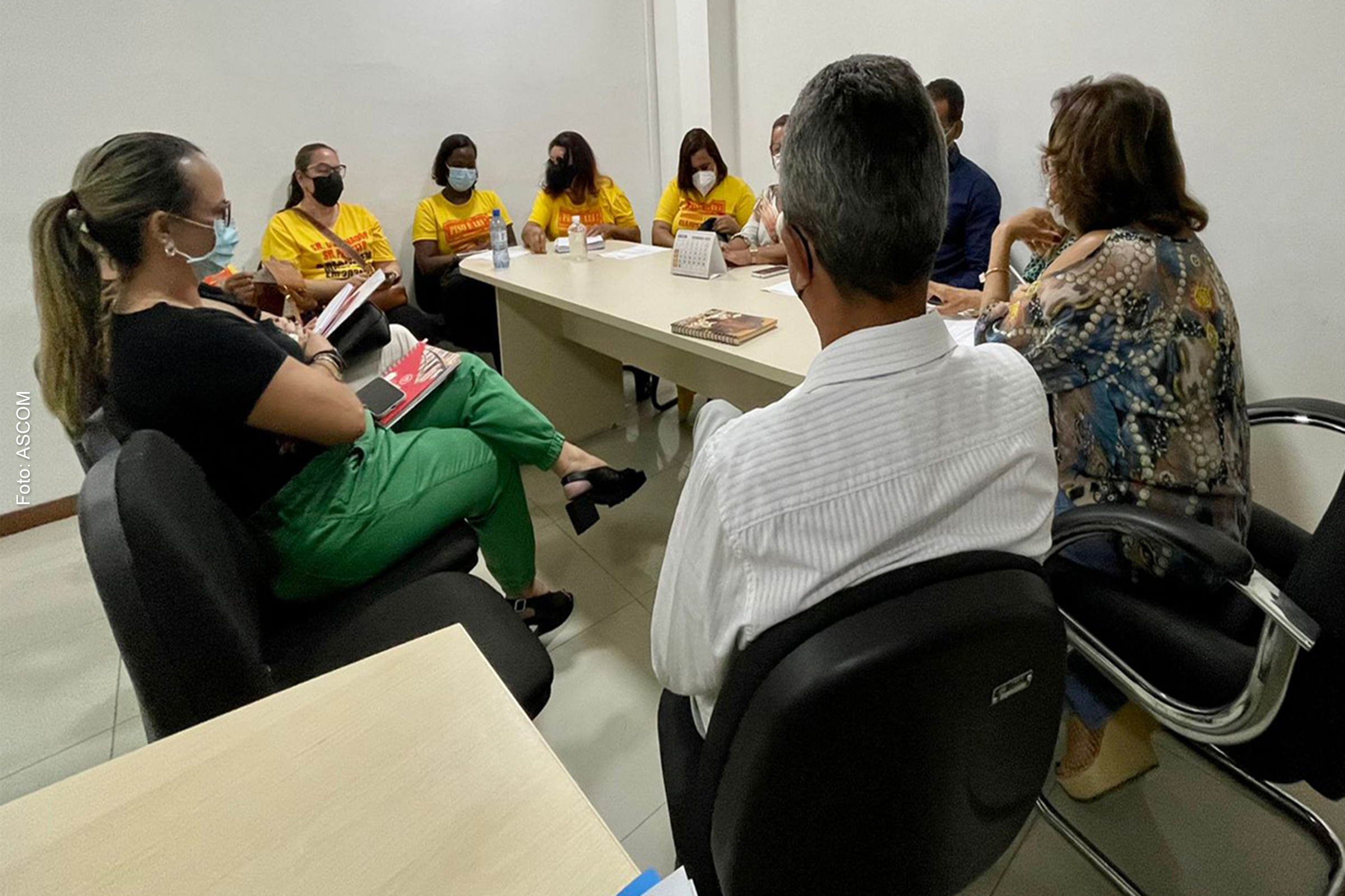 Professora Anaci Paim, com representantes dos professores e da APLB Sindicato.