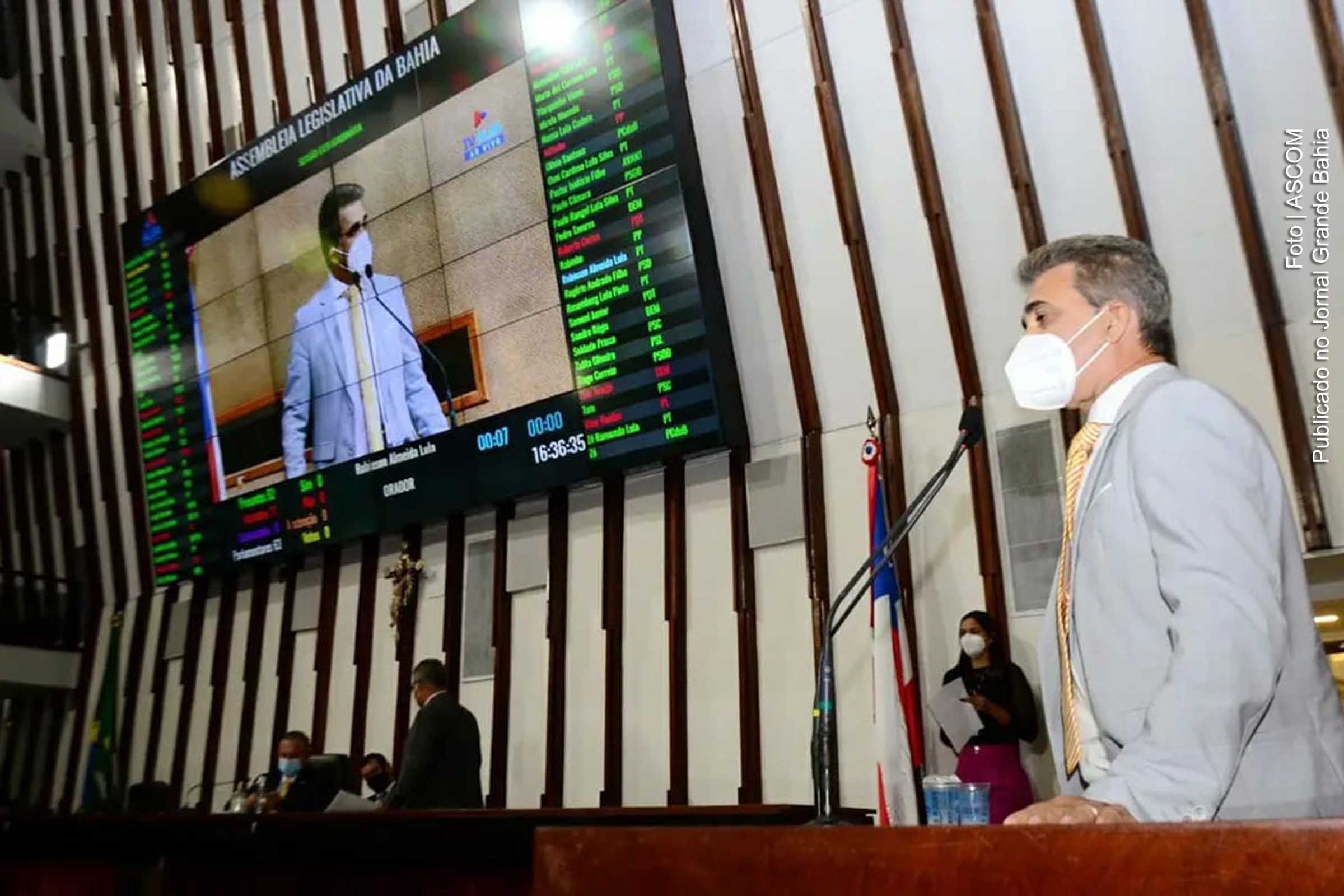 Com reajuste de 33,24%, Bahia cumpre piso nacional do magistério, afirmou deputado Robinson Almeida.