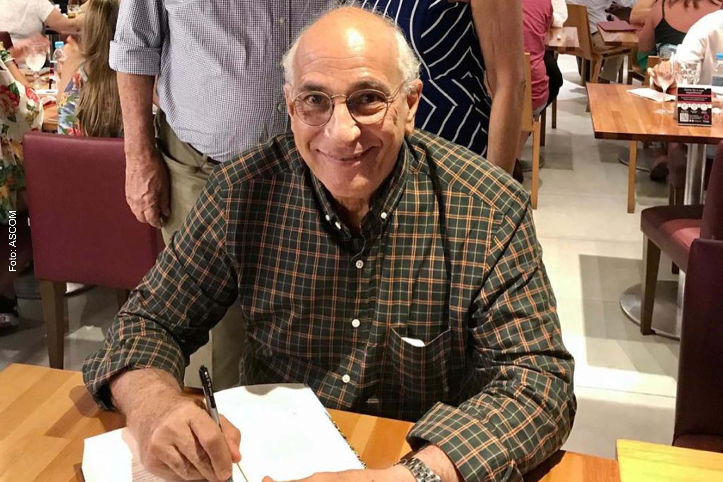 Em homenagem aos 70 anos do escritor Ticiano Leony, sua esposa e seus filhos Letícia, lançam livro.