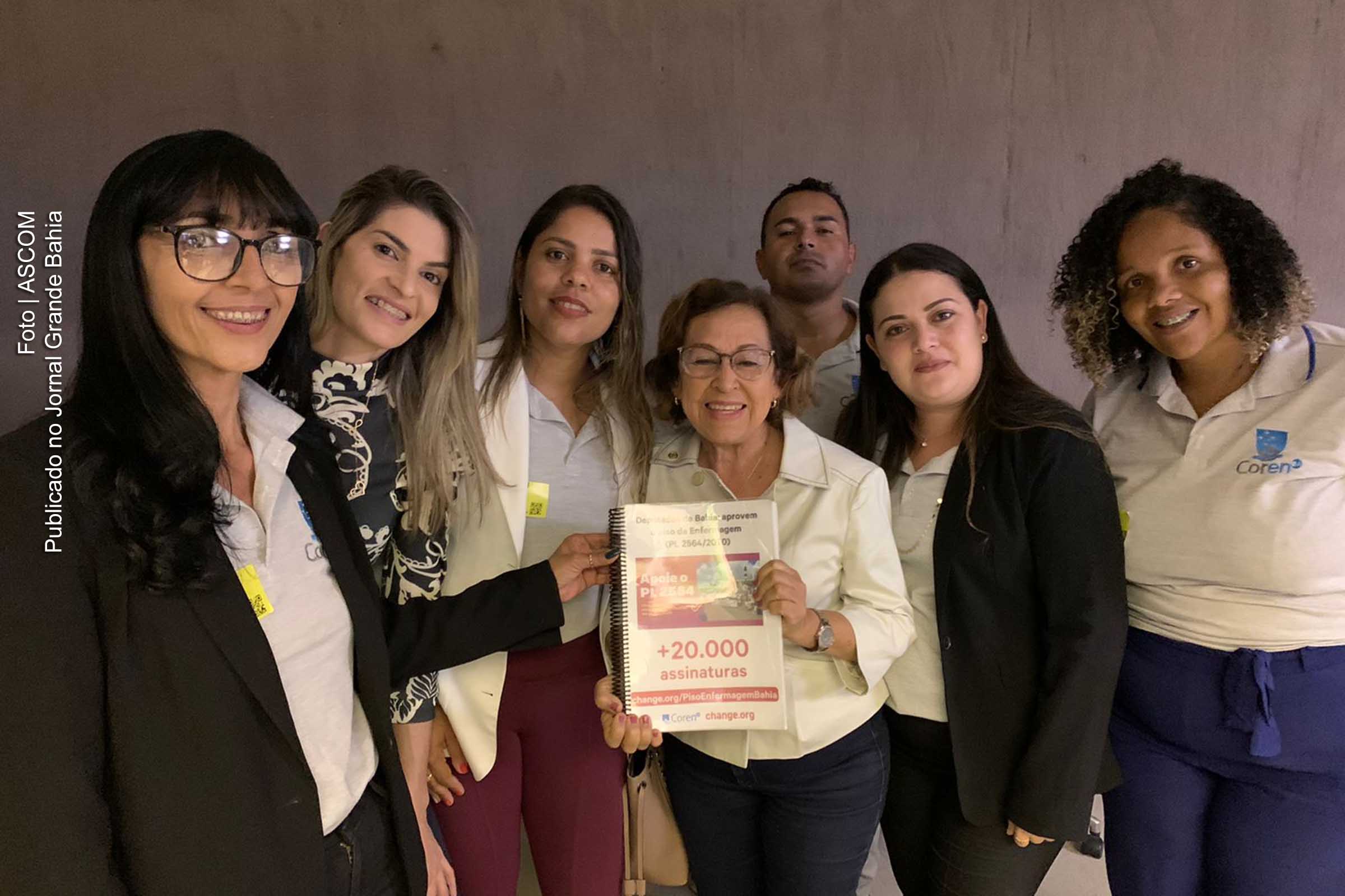 Ao lado da deputada Lídice da Mata, conselheiras do Coren Bahia comemoram aprovação da legislação.