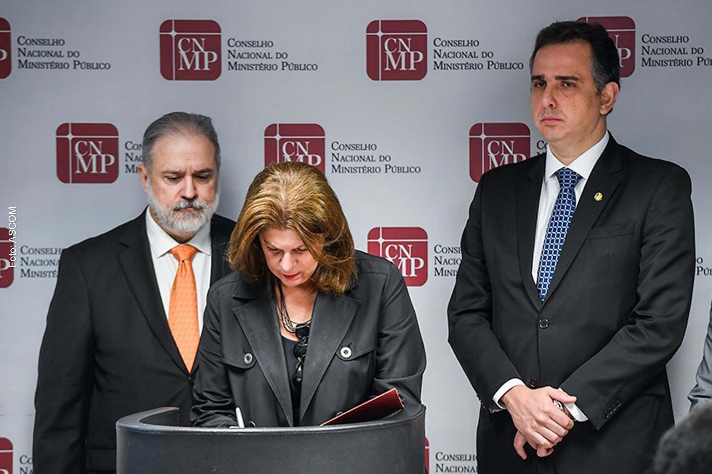 Com Augusto Aras e Rodrigo Pacheco, Ilana Trombka assina acordo.