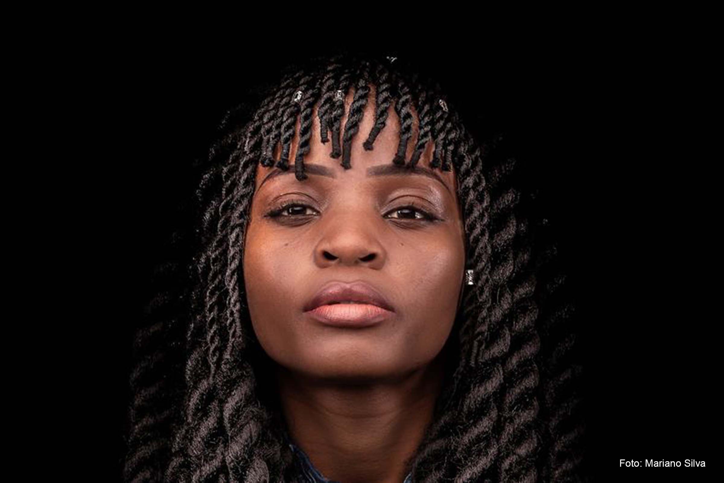 Artista moçambicana estrela comemorações na sede da Unesco, em Paris, neste Dia Mundial da Língua Portuguesa.