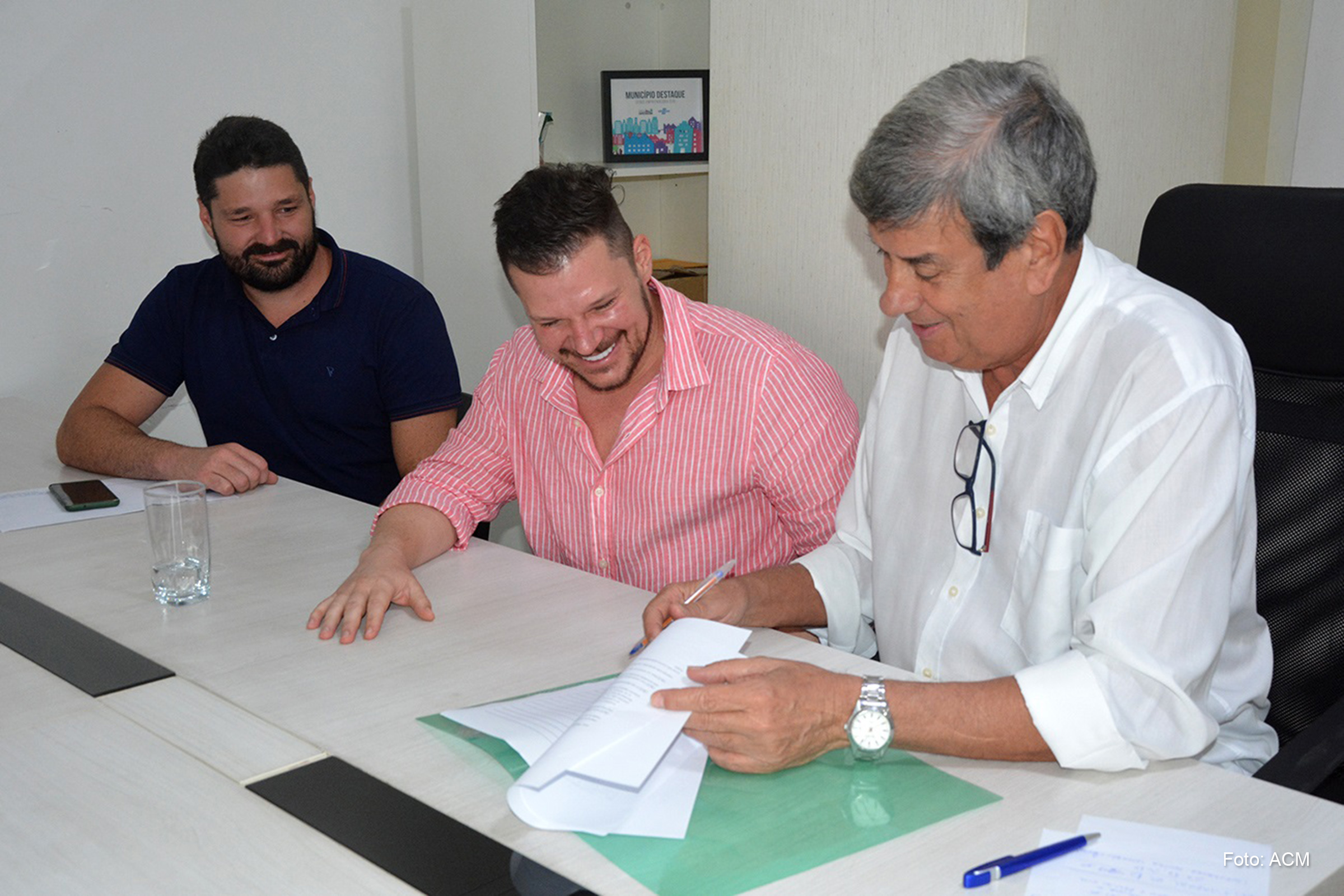 Além do prefeito Colbert Martins, o ato de assinatura teve a presença do diretor da Grid FSA, Luiz Leal.