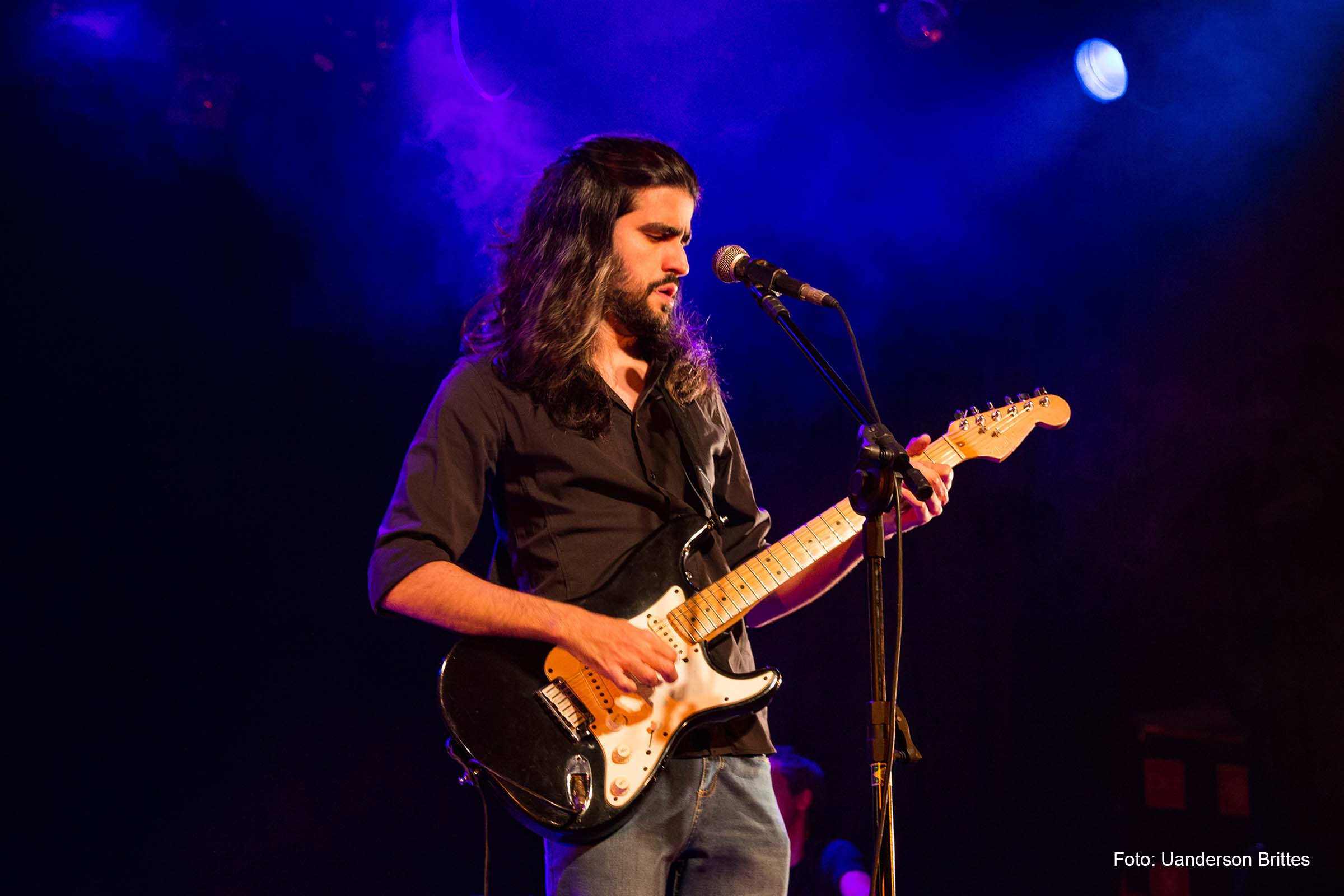 Guitarrista, cantor, compositor e curador do projeto, Eric Assmar, apresenta um show de blues.