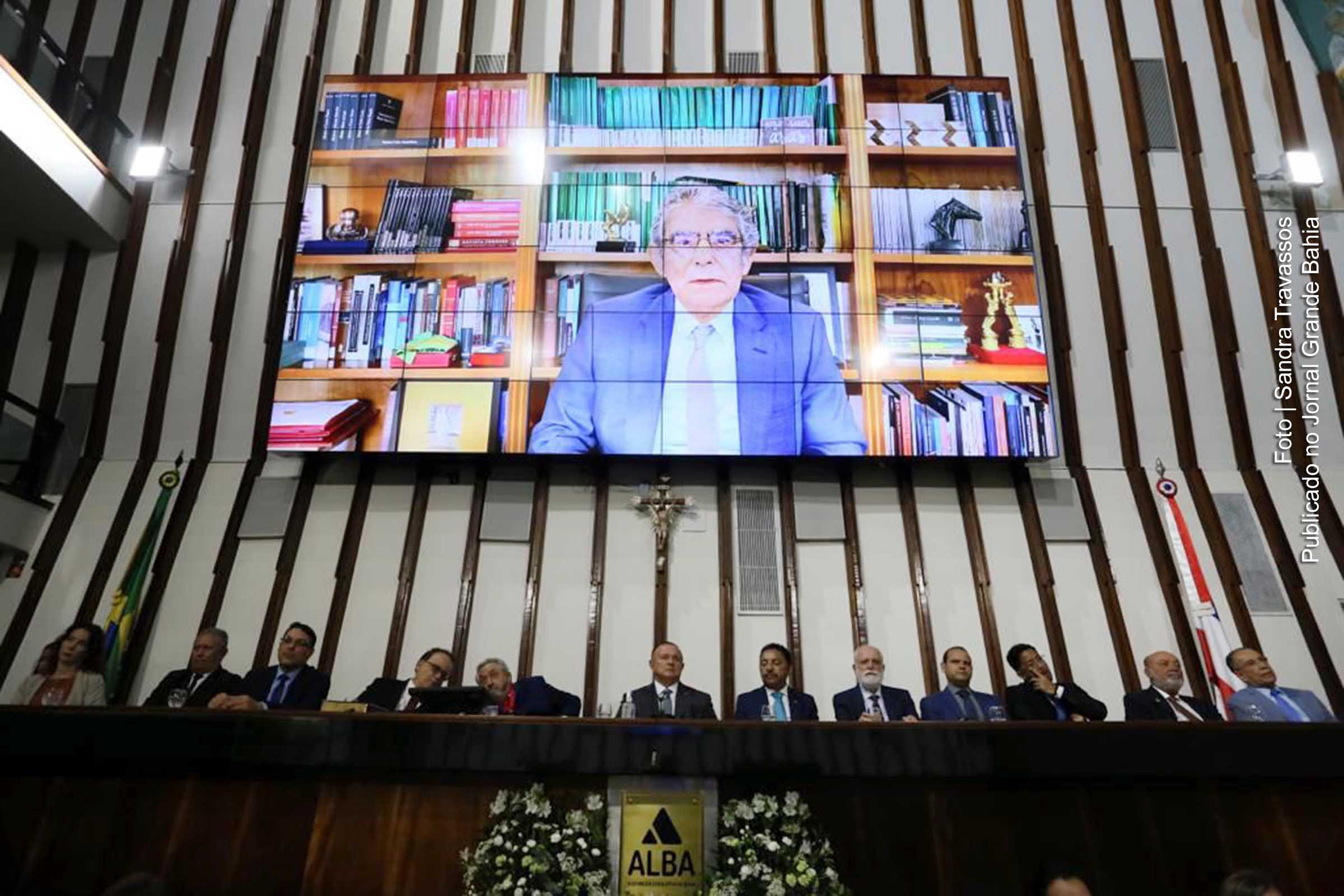 A exemplo do ex-ministro Carlos Ayres Britto (STF), presidente da ALBA, Adolfo Menezes, exorta sociedade a rejeitar o ‘haraquiri’ da democracia no Brasil.