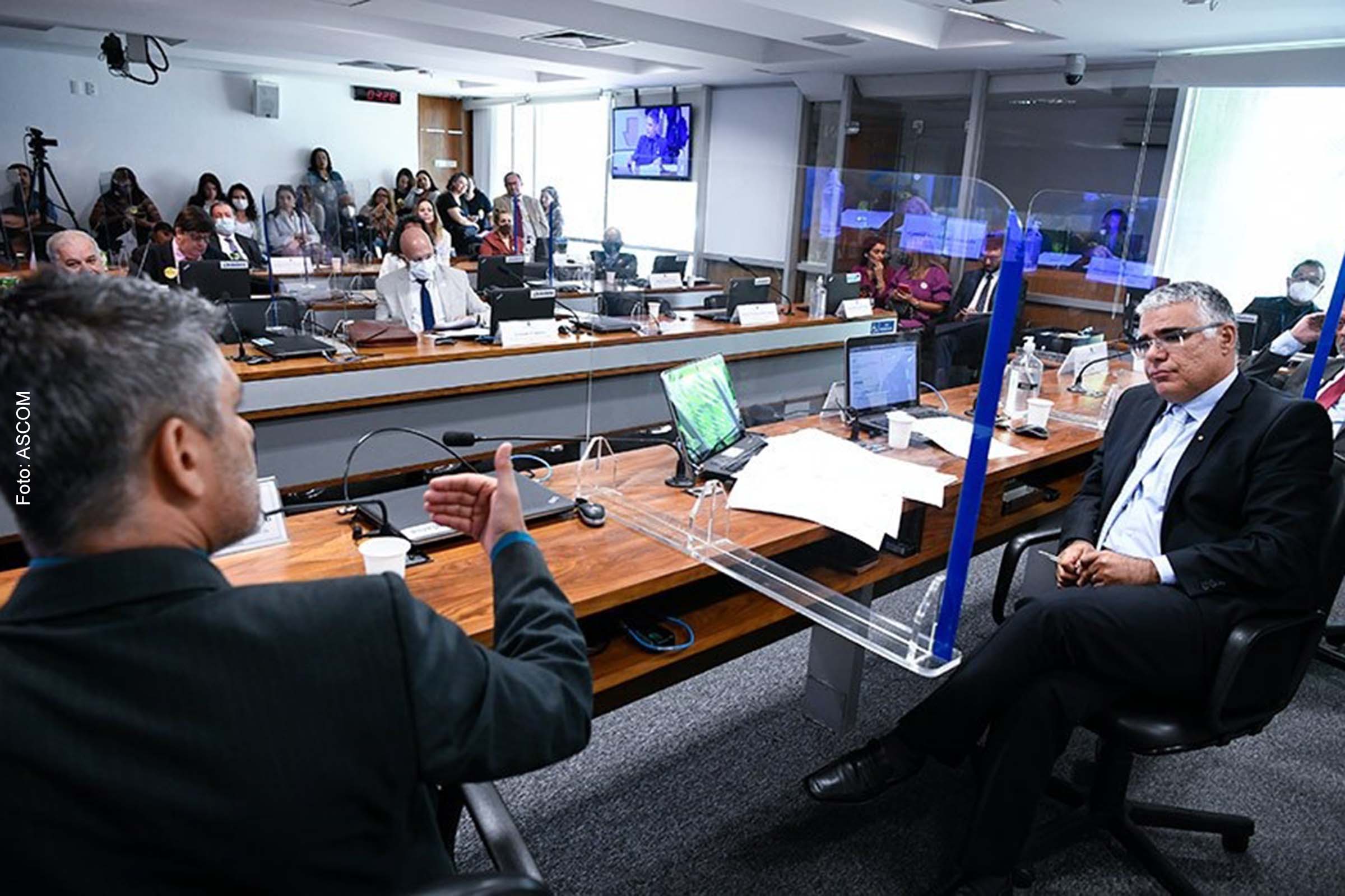 Senador Eduardo Girão, relator do projeto de regulamentação do exercício profissional da acupuntura, durante o debate promovido.
