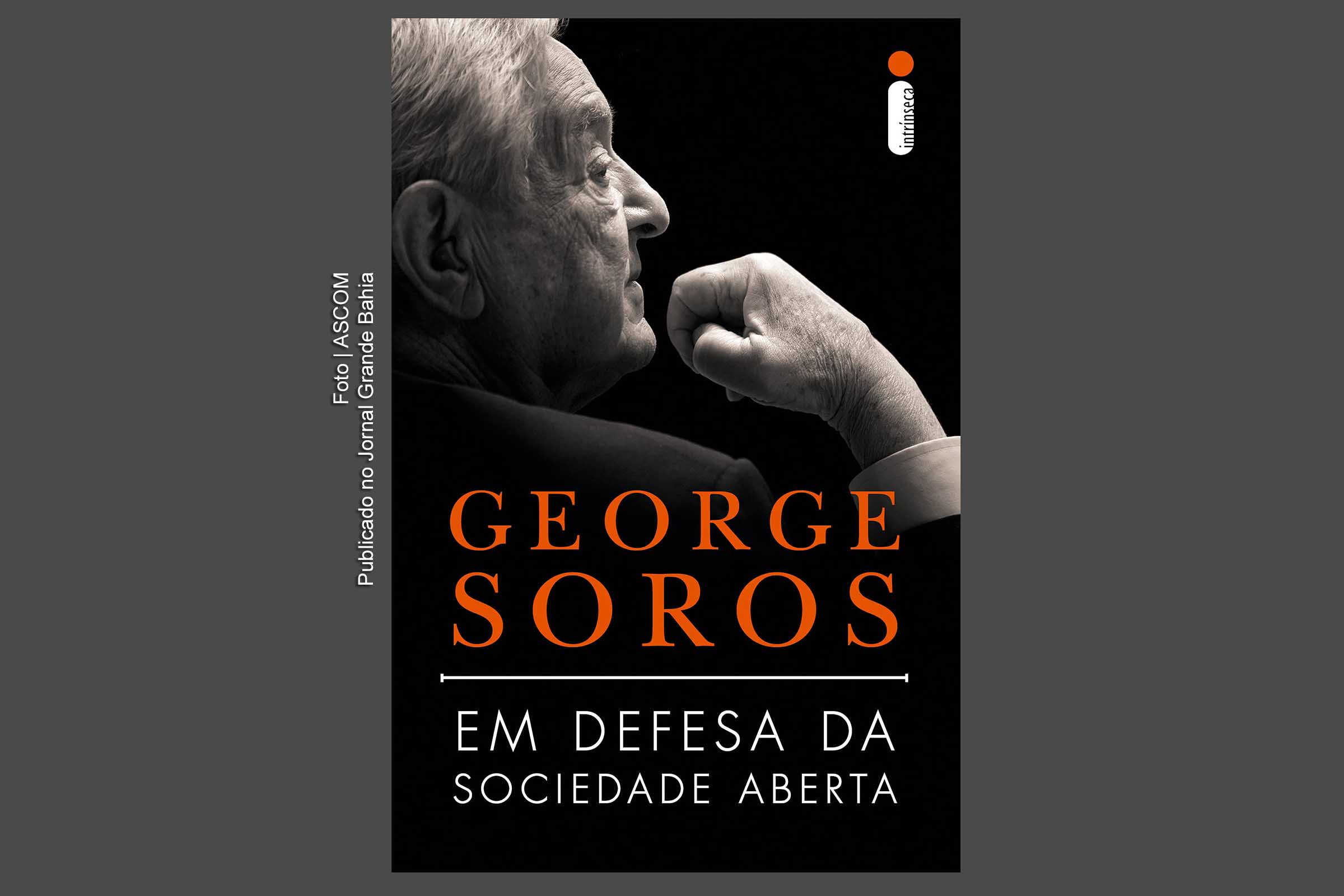 Financista George Soros publicou obra 'Em Defesa da Sociedade Aberta' Eleito pelo Financial Times Personalidade do Ano de 2018, o lendário filantropo e investidor George Soros criou a Open Society Foundations em 1979 para promover os valores da sociedade aberta, dos direitos humanos e da democracia liberal. Nas décadas seguintes, regimes repressivos como a União Soviética desmoronaram, e sociedades abertas como a União Europeia emergiram. A tendência apenas se tornou negativa após a crise financeira mundial de 2008. O ponto mais baixo foi em 2016, com o Brexit na Europa e a eleição do presidente Donald Trump nos Estados Unidos. Soros foi um participante ativo desses eventos e tem muito a dizer sobre eles. Em defesa de uma sociedade aberta é uma seleção de seis conferências e textos produzidos por George Soros no período de 2014 a 2019. Inclui dois discursos do autor no Fórum Econômico Mundial em Davos, 2018 e 2019, sobre os perigos sem precedentes enfrentados pelas sociedades abertas atualmente. O primeiro discurso trata das ameaças representadas pelas plataformas de mídias digitais, e o segundo faz um alerta para o risco ainda maior representado pelos instrumentos de controle que, graças à inteligência artificial, podem cair nas mãos de regimes repressivos, em especial da China e da Rússia. Há ainda ensaios sobre filantropia política; a história das instituições fundadas por Soros, Open Society Foundations e Universidade Centro-Europeia (CEU); a teoria de Soros sobre a ascensão e a queda dos mercados financeiros e suas implicações políticas; e as ameaças que a União Europeia enfrenta hoje.