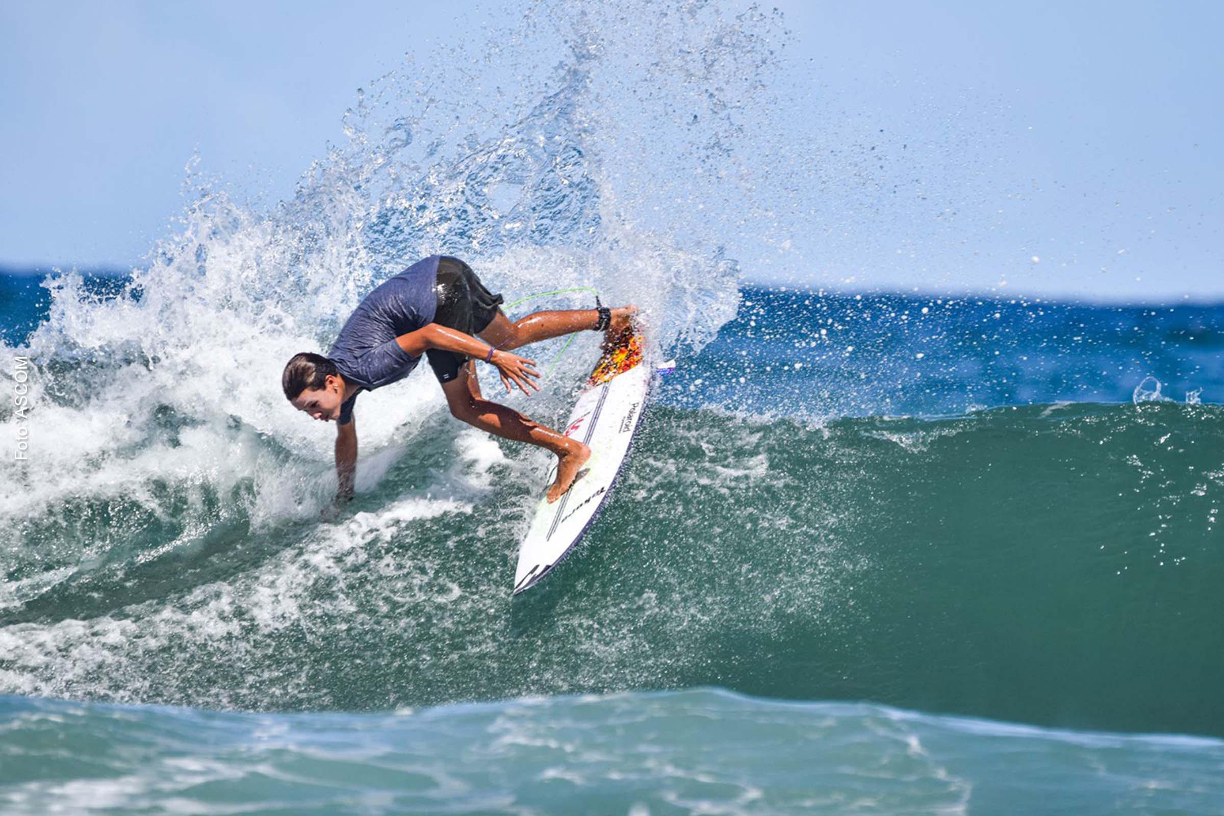 Antes de viajar para temporada na Indonésia, surfista encarou prova do Qualifying Series, em Salvador.