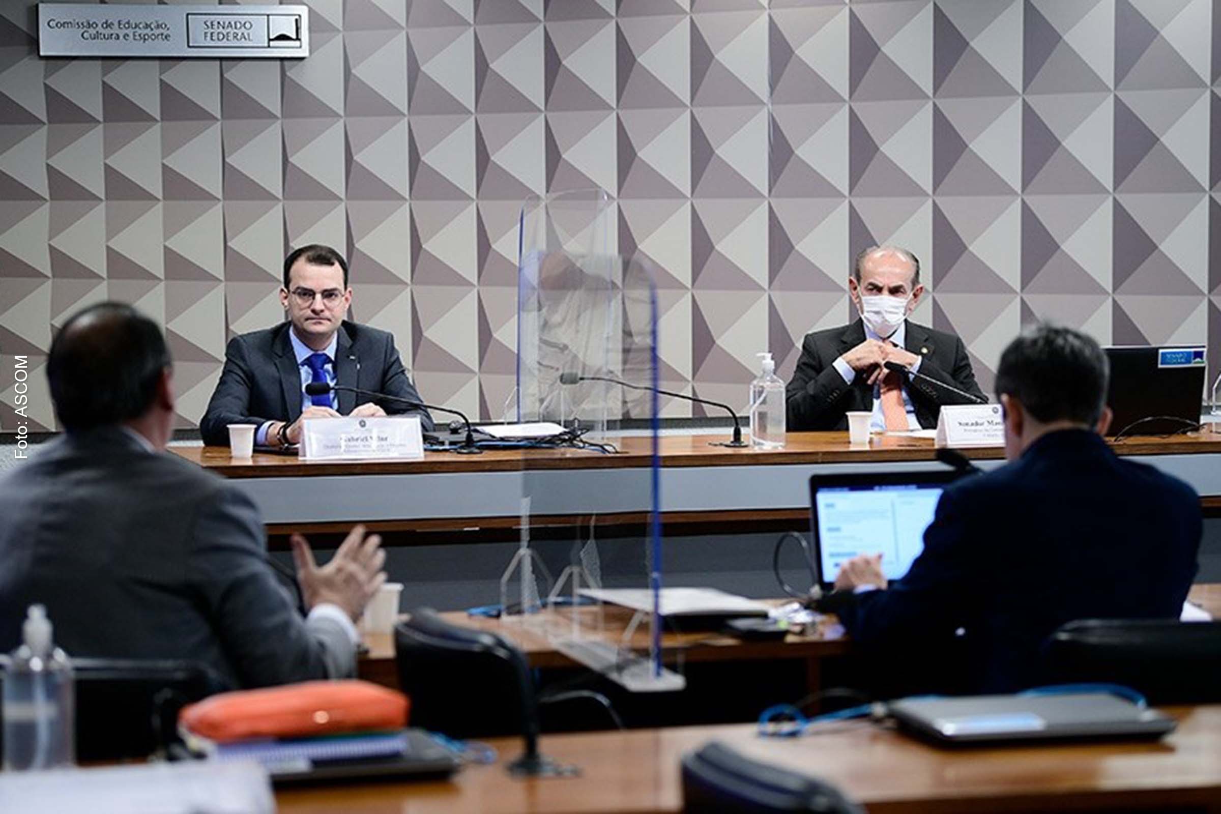Diretor de Gestão, Articulação e Projetos Educacionais do FNDE, Gabriel Vilar, ao lado do presidente da Comissão de Educação, Marcelo Castro.