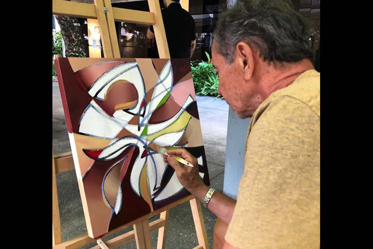 O artista plástico feirense Gil Mário, em intervenção no Palacio das Artes – Museu Rodin, em Salvador.