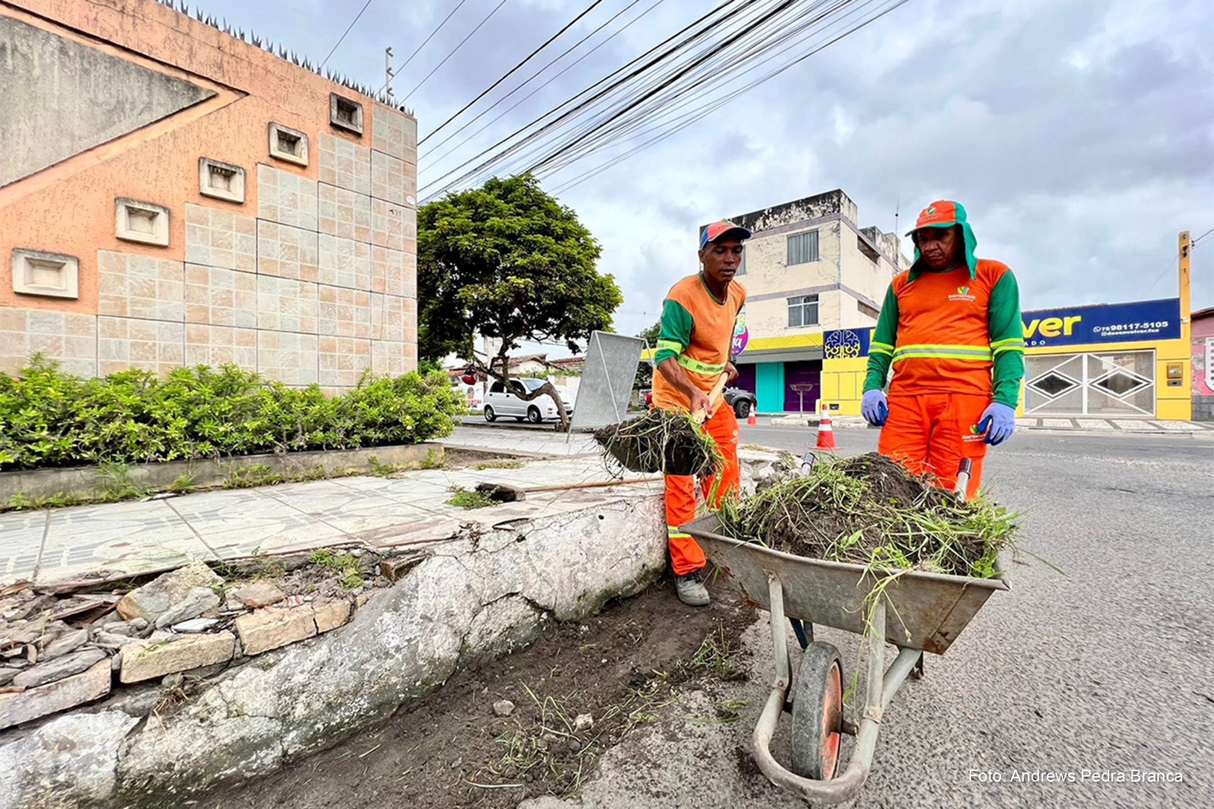 Prepostos da limpeza pública executavam os serviços de varrição, capinação e coleta de lixo as ruas São Domingos, Frei Aureliano Grotamares e Padre Henrique Borges Silva.