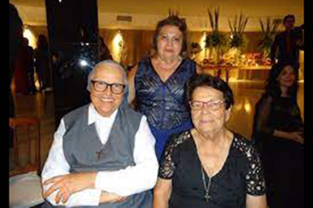 Completando 39 anos , o Dispensário Santana, uma das maiores instituições filantrópicas do interior baiano tendo à frente a freira Irmã Rosa Aparecida e Elizabeth Marques, com Miraci Marques na foto.