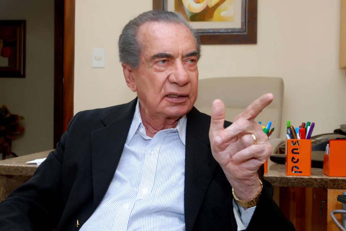 Estará aniversariando domingo próximo, João Durval Carneiro, um dos políticos de maior expressão nacional.