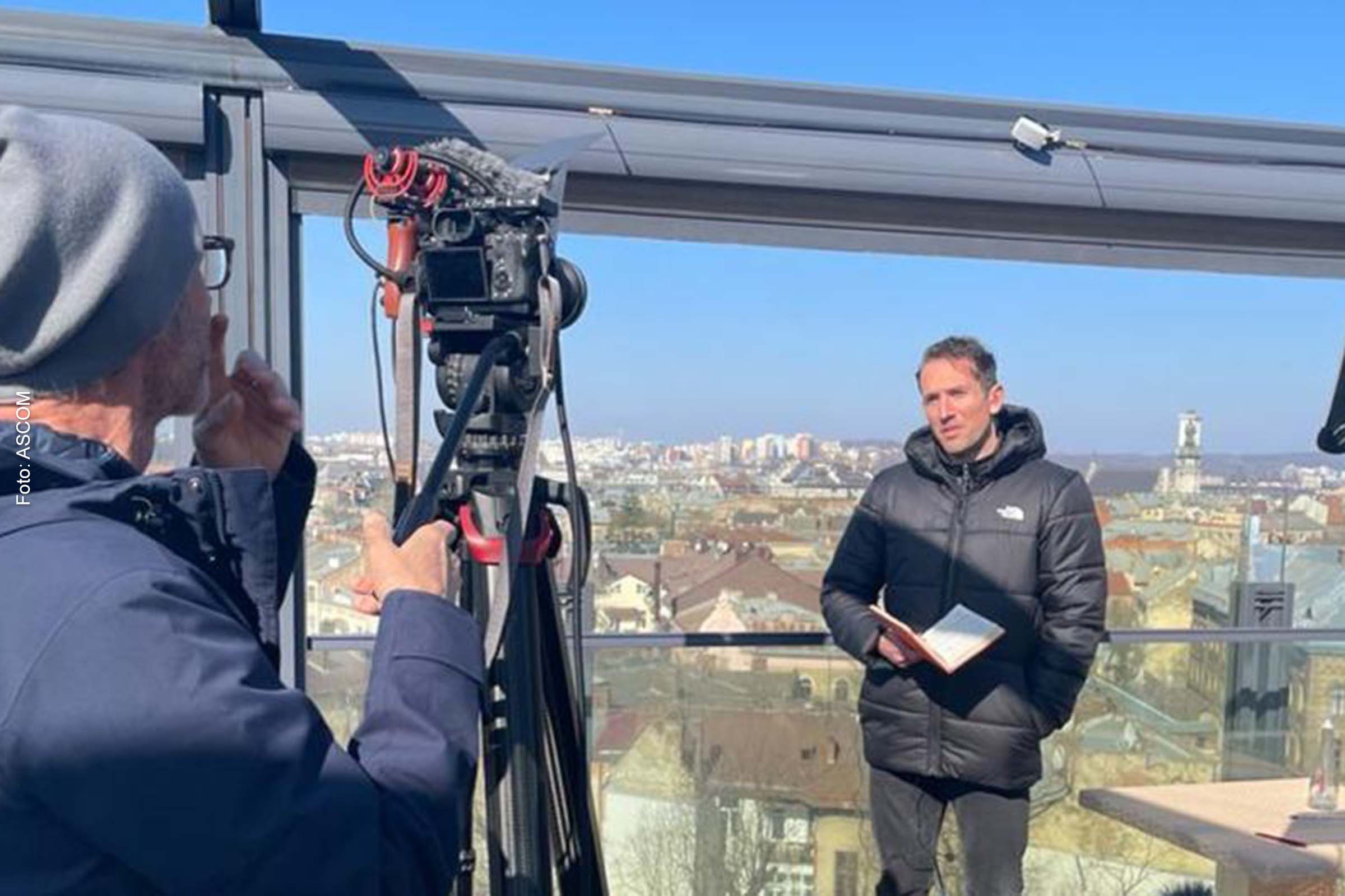 Repórter Hugo Bachega destaca importância do trabalho jornalístico sobre conflito no país, fundamental para mobilização.