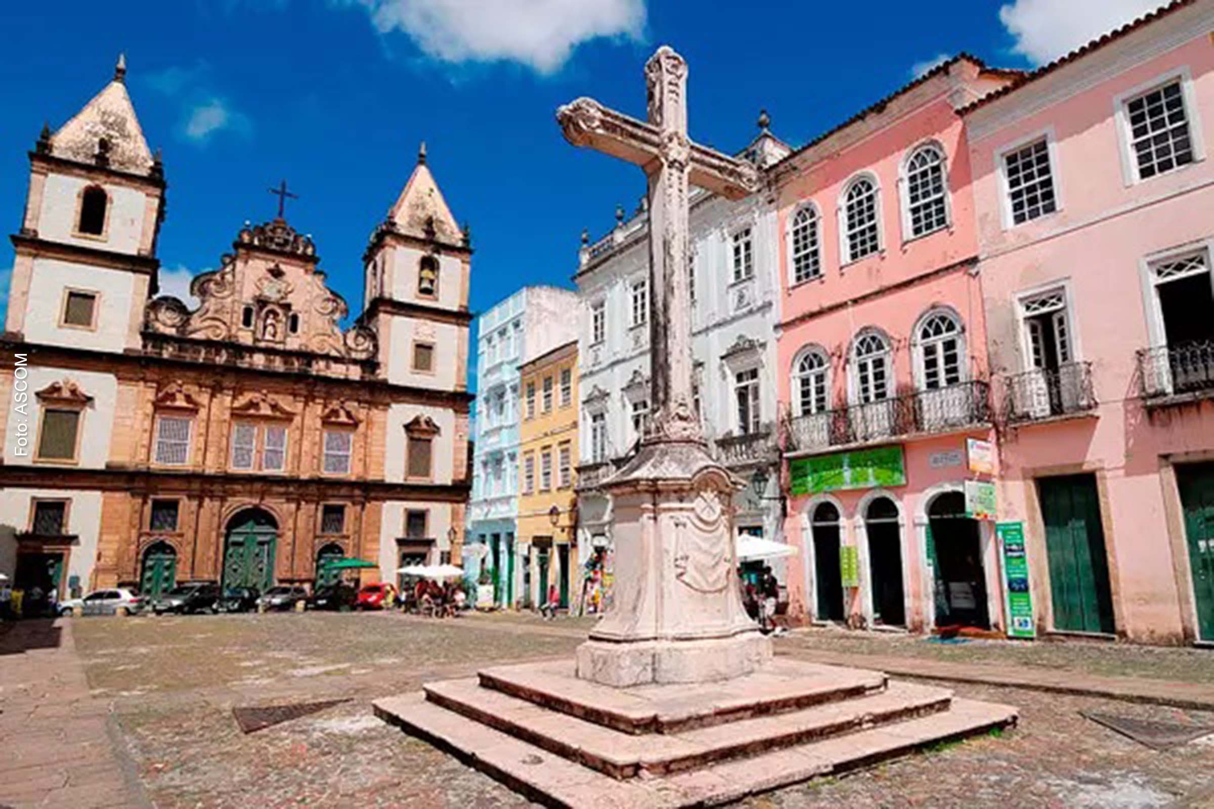 Palco montado no centro do Largo de São Francisco, em Salvador, recebe shows de forró, axé, sertanejo, chorinho, MPB e samba.