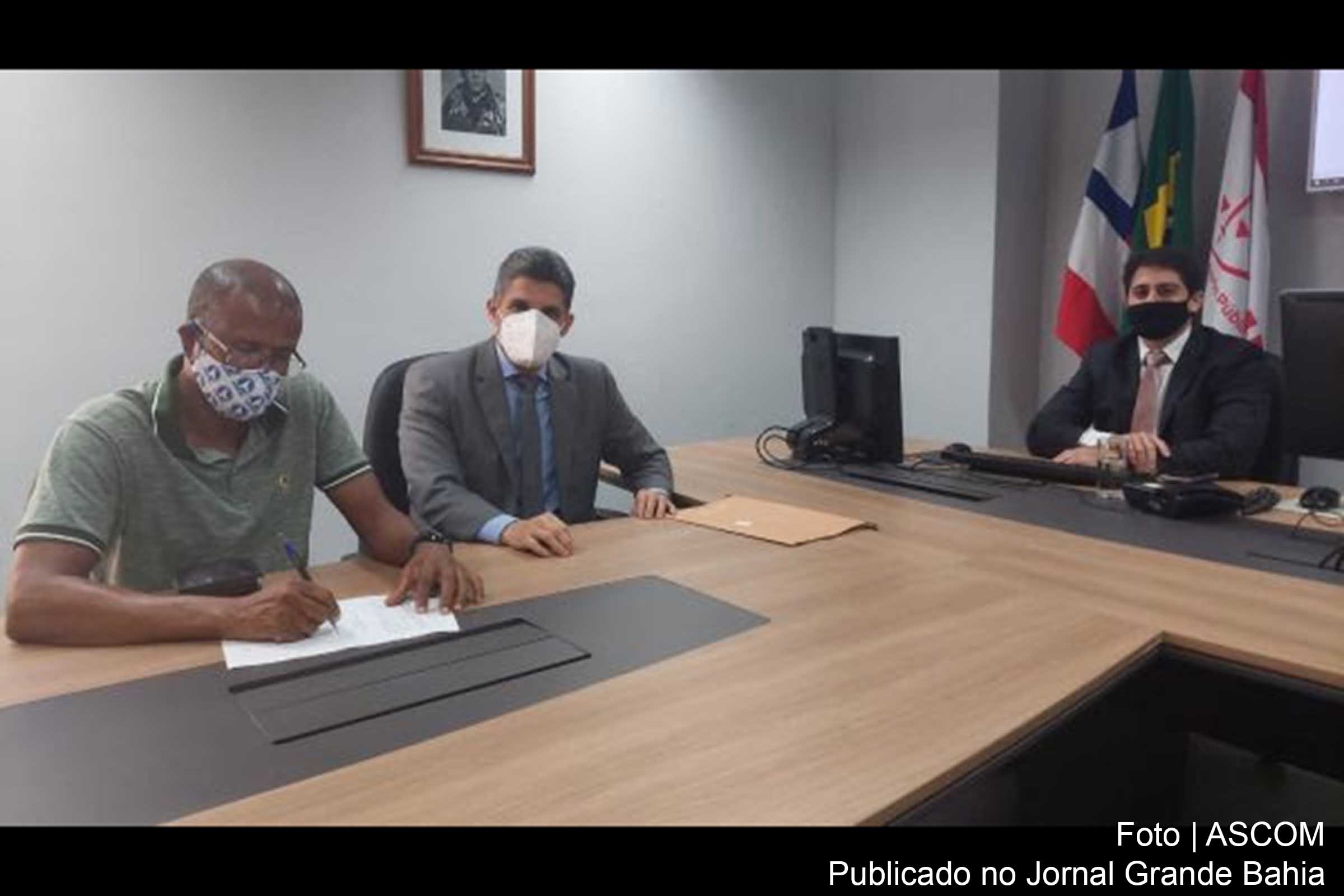 O presidente do Sinttel, Joselito Ferreira, assina TAC na sede do MPT acompanhado do advogado Marcio Stolze Vasconcelos e do procurador Marcelo Travassos.