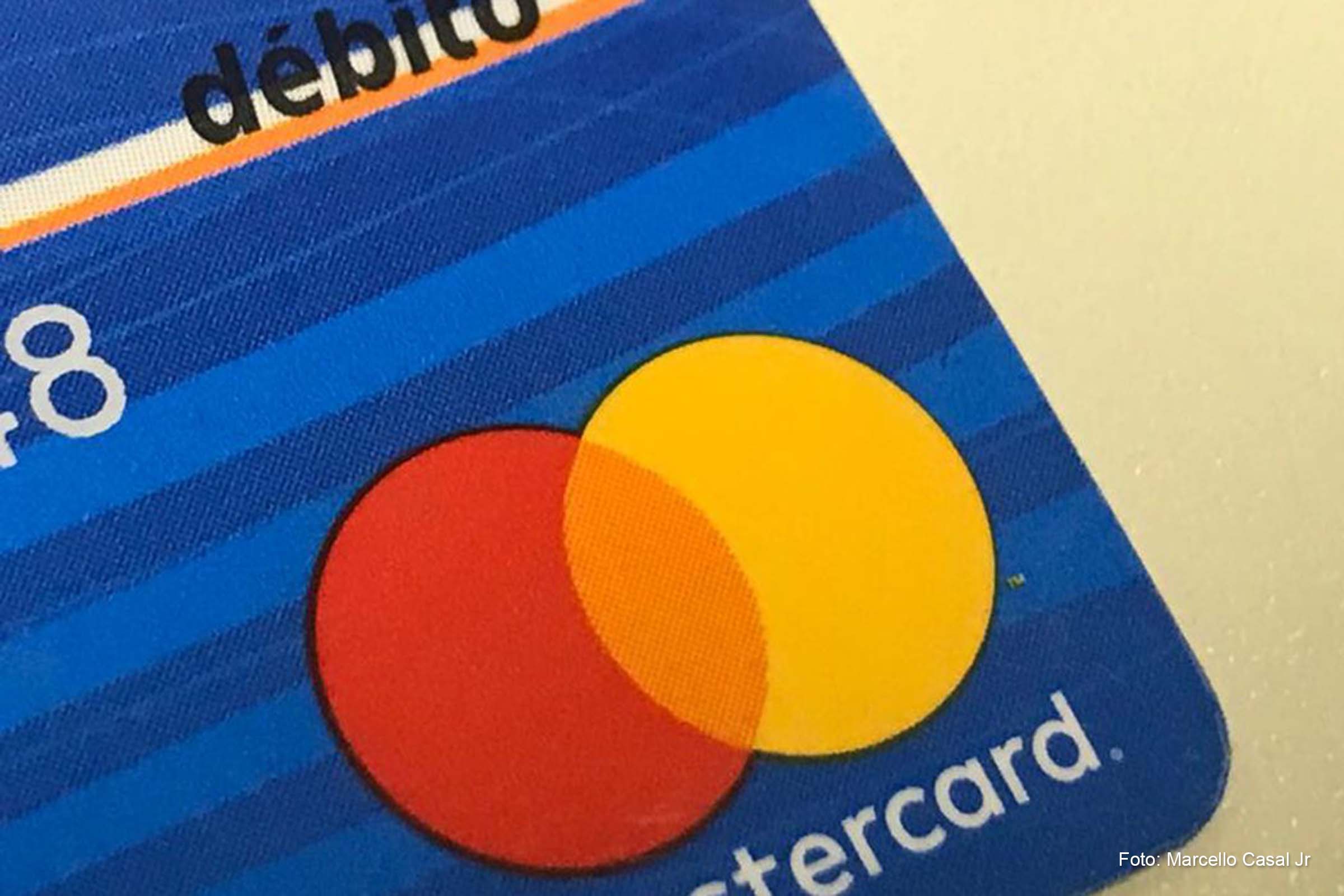 A taxa de intercâmbio é paga pela empresa usuária do cartão aos bancos emissores do serviço, pelo uso do sistema de crédito e débito.
