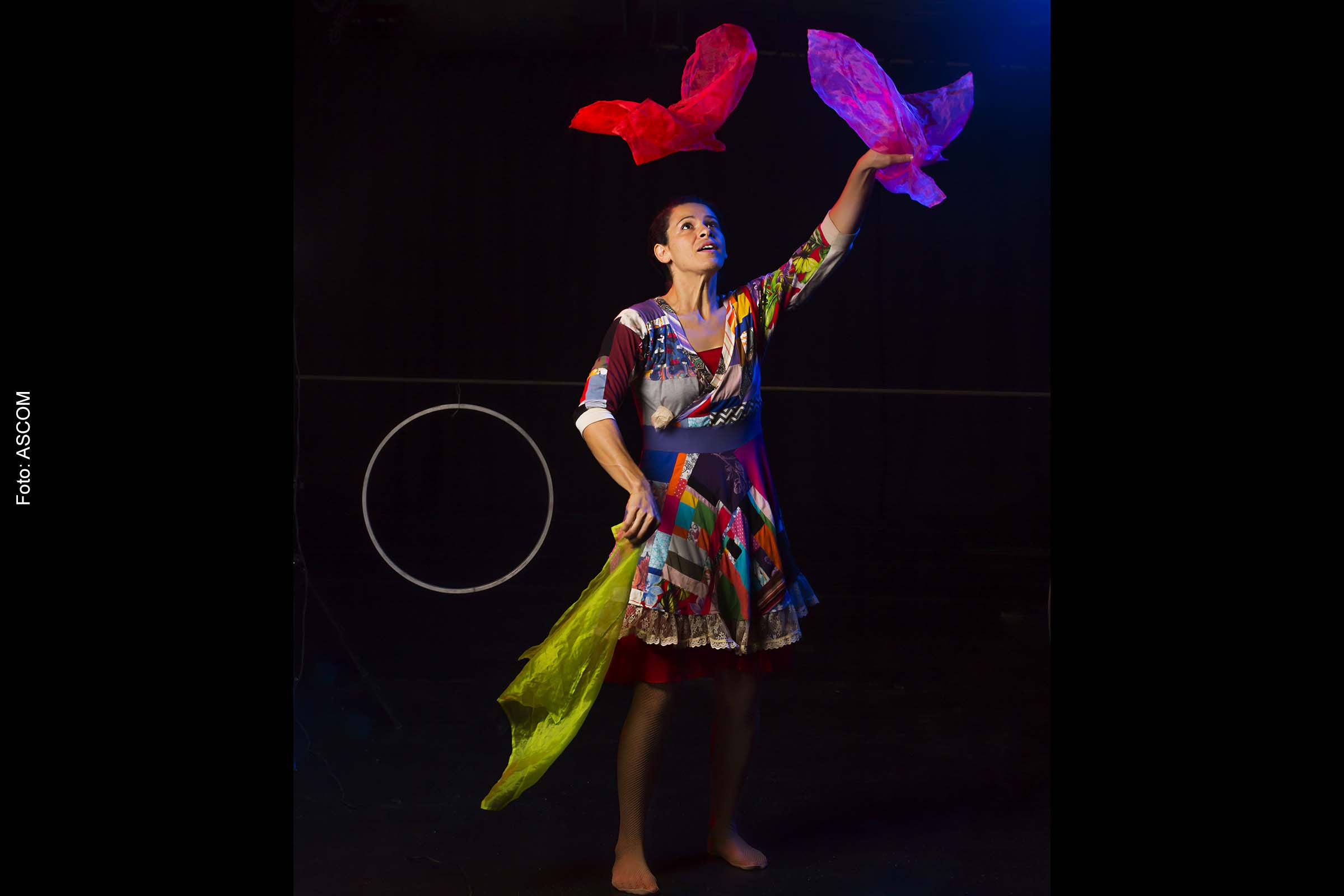 Ninha subiu ao palco dançando e recebeu o troféu das Artes Cênicas da Bahia das mãos da artista Helisleide Bonfim, premiada no ano passado.