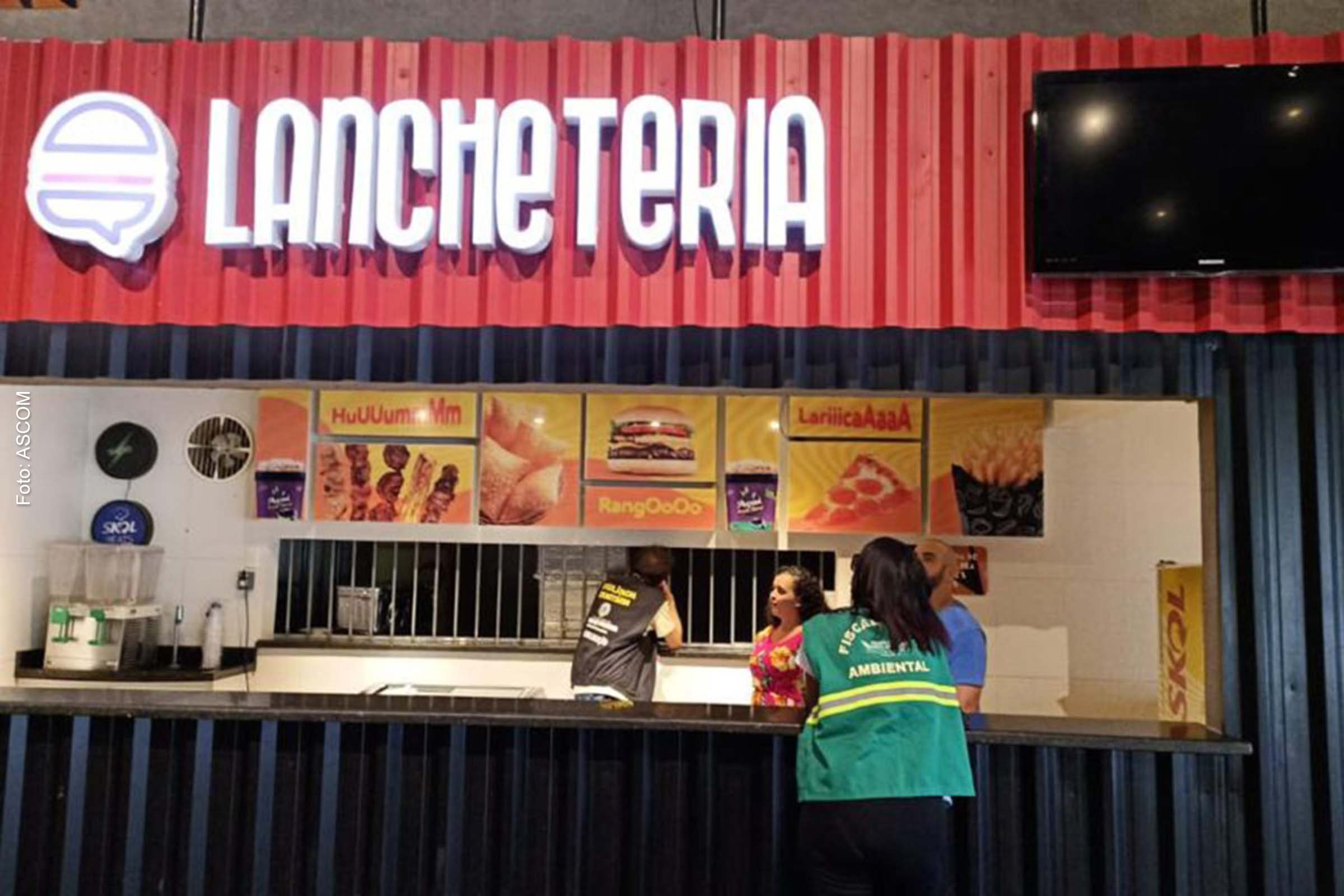 No espaço do Ária Hall, foram feitas orientações para fixar formas de pagamento de bebidas e lanches.