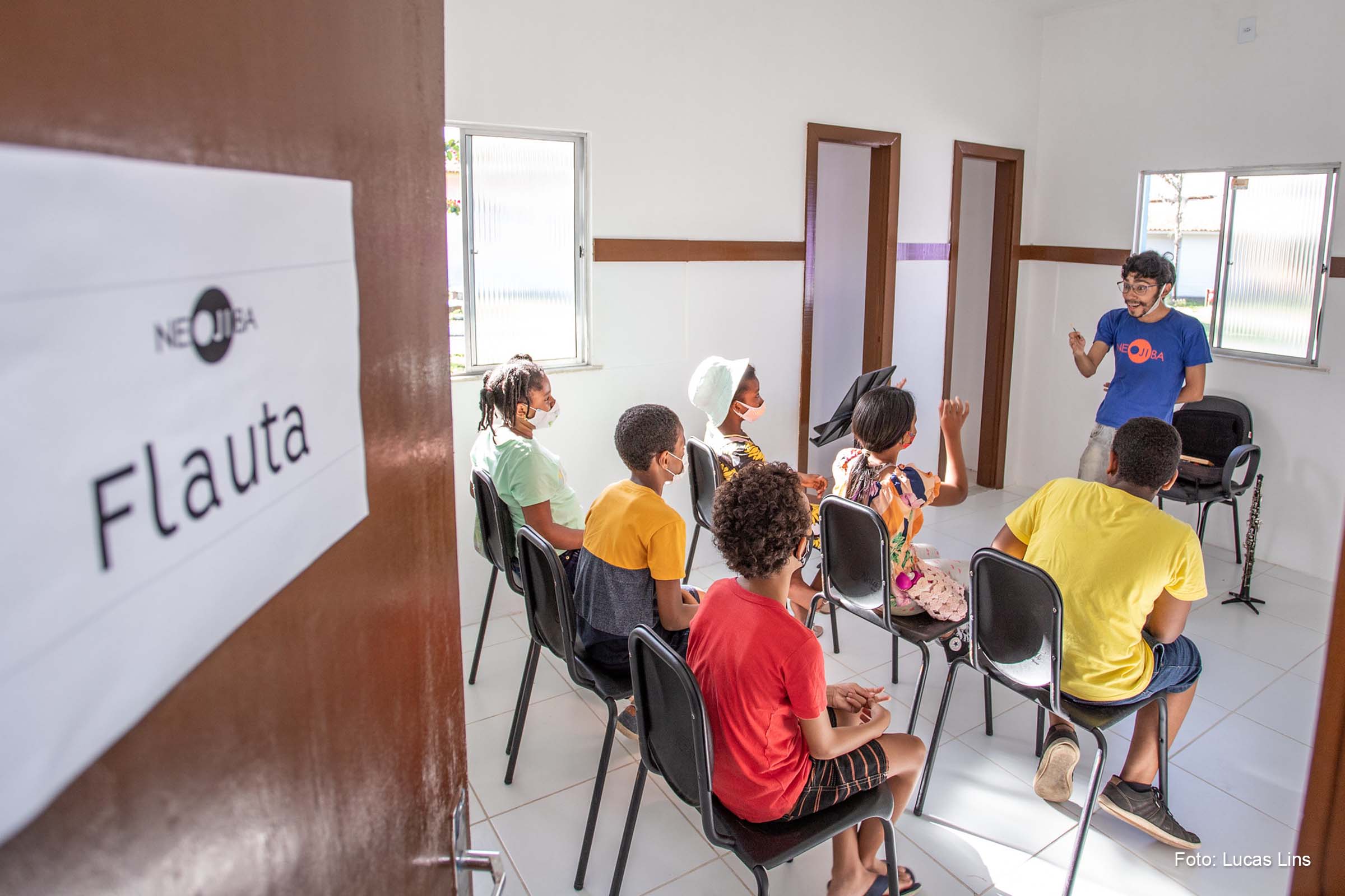Ainda tímidos, o contato inicial dos estudantes foi direcionado para familiarização com o espaço, localizado nas Aldeias Infantis S.O.S. e com a equipe de instrutores.