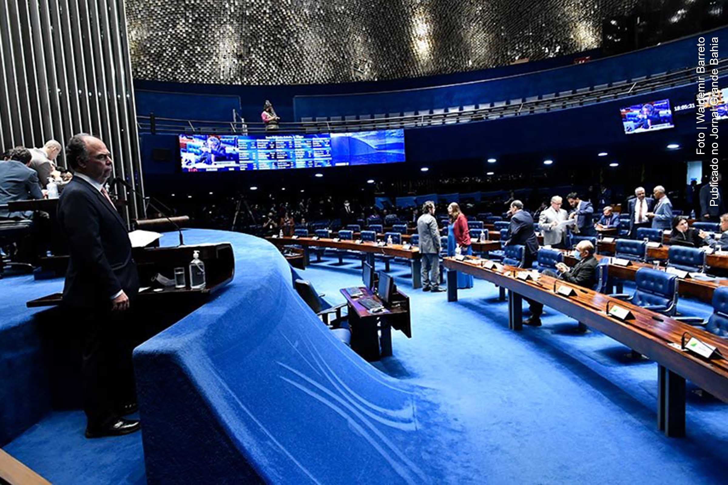 Entre as emendas aceitas pelo relator, Fernando Bezerra Coelho (na tribuna), também estão a permissão de financiamento de cursos à distância e o parcelamento de dívidas para entidades beneficentes da área da saúde.