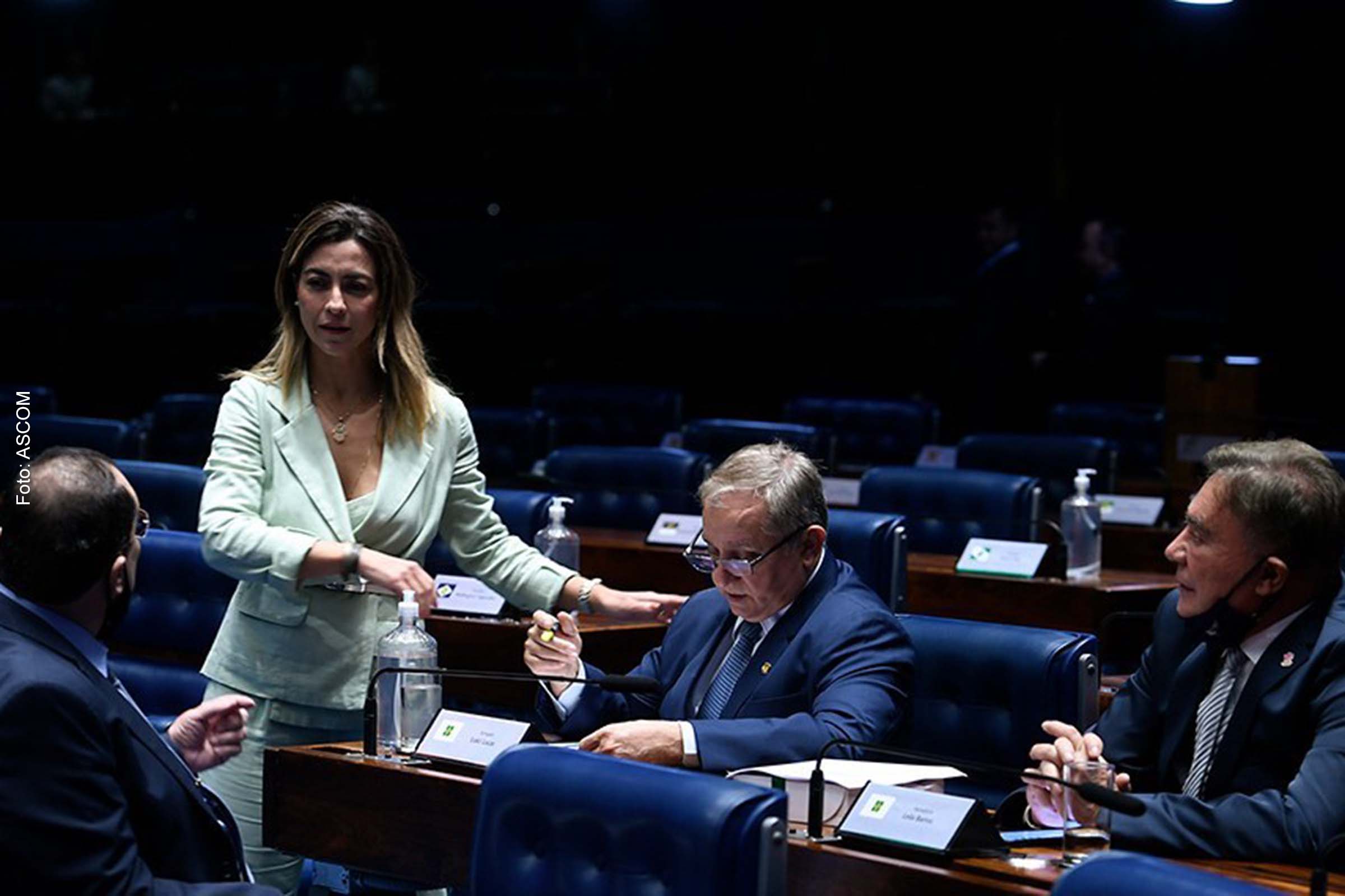 A relatora da medida provisória, Soraya Thronicke, conversa com senadores durante a sessão.