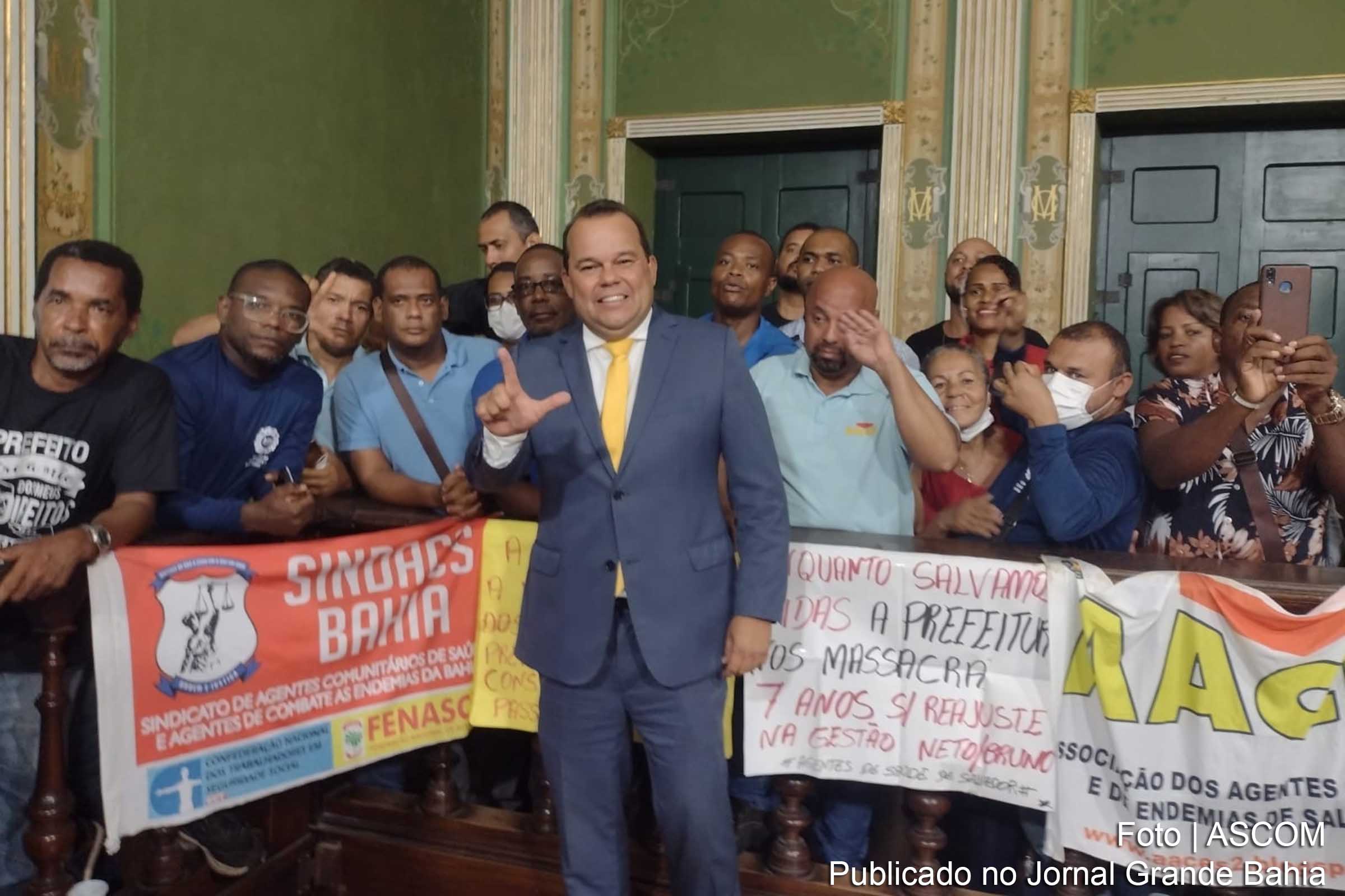 Vereador Geraldo Júnior comemora, ao lado de guardas municipais de Salvador, aprovação da legislação.