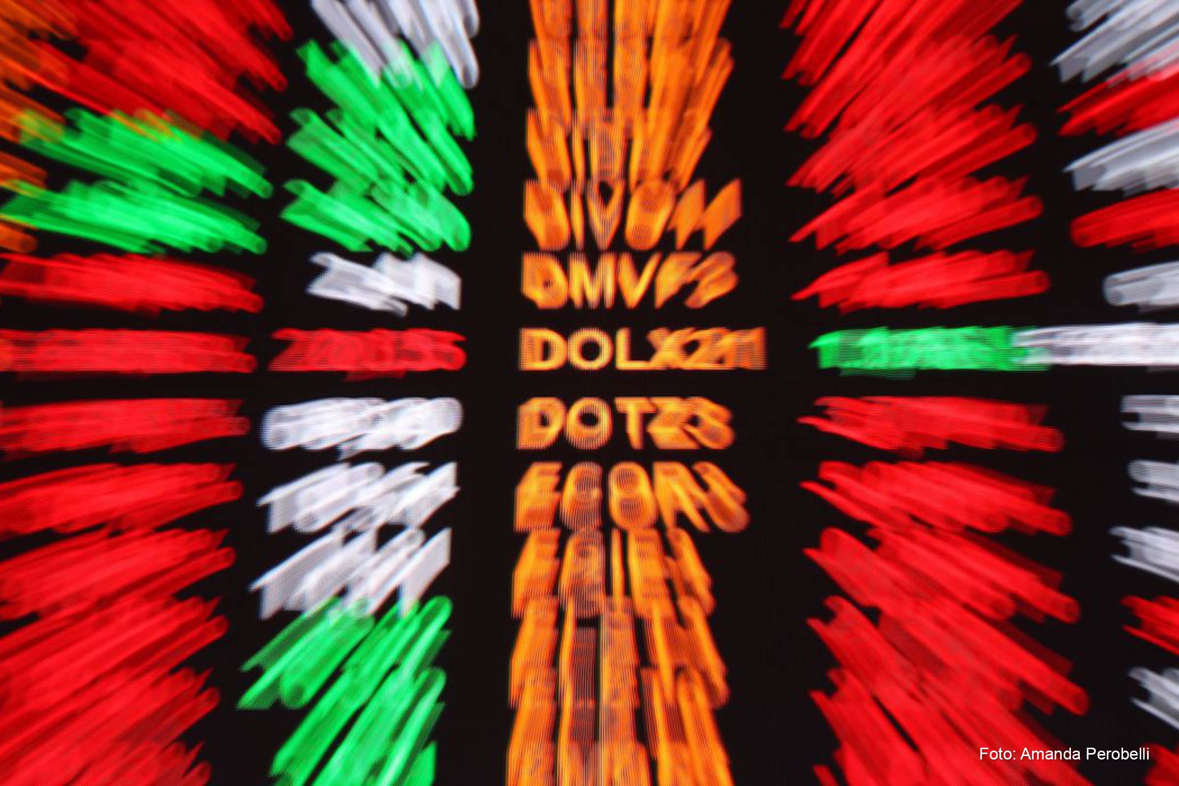 Dólar caiu pela primeira vez após três altas seguidas, ajudado pelo fluxo internacional na maior parte do dia.