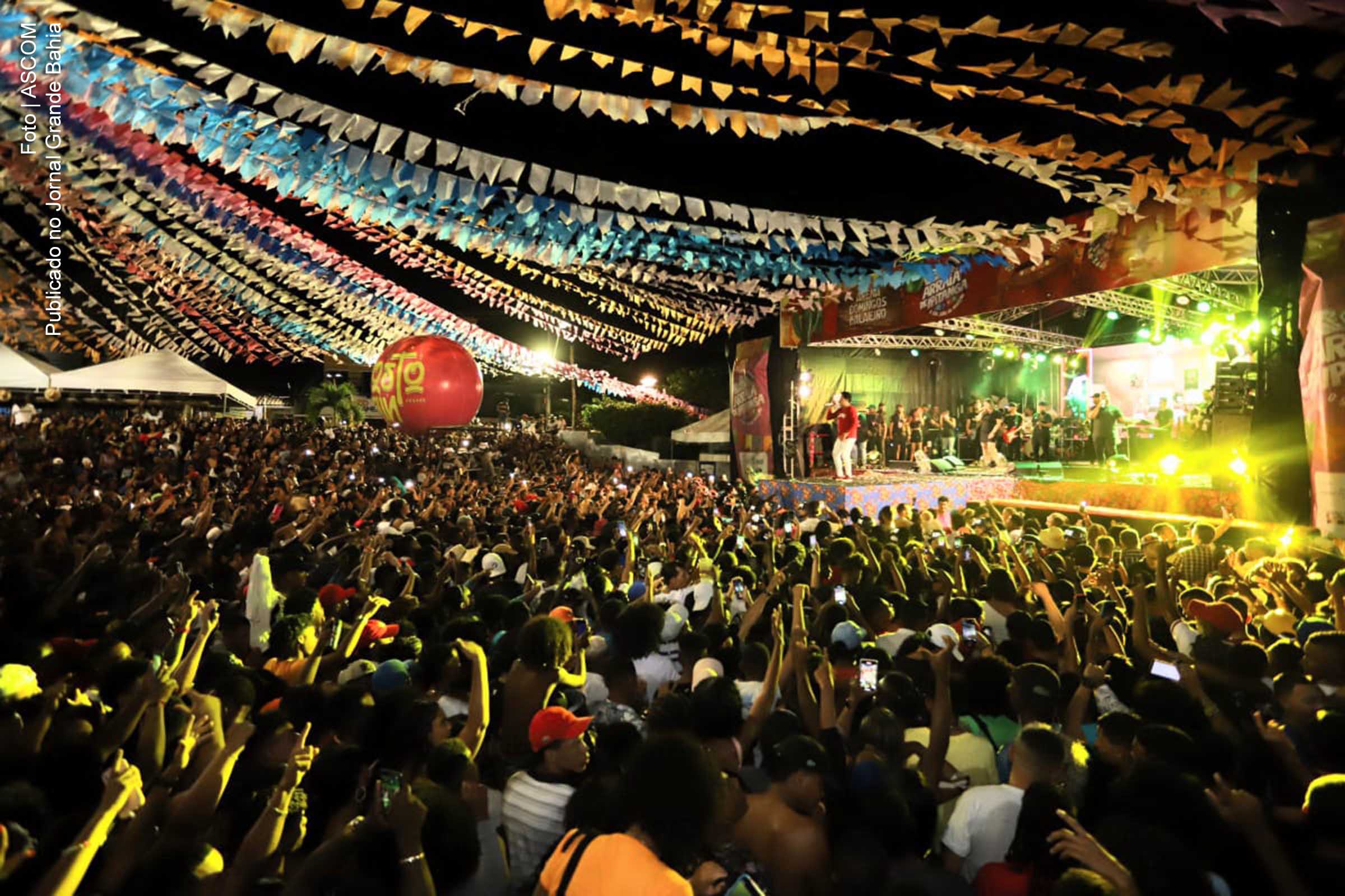 Cena do show de Thiago Aquino no último dia do São de João Lauro de Freitas.