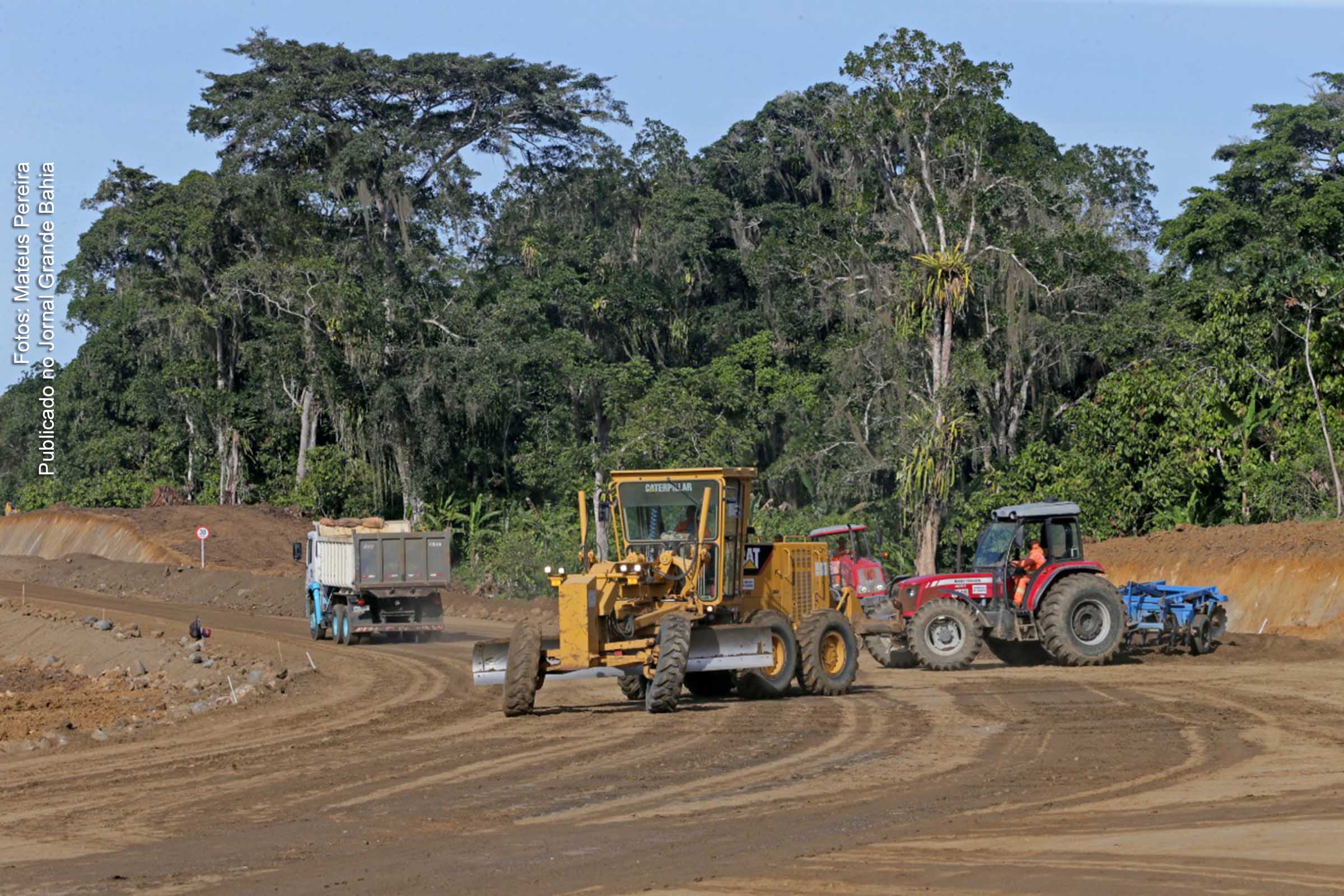 Construção de trecho da Rodovia BA-649, em Ilhéus.