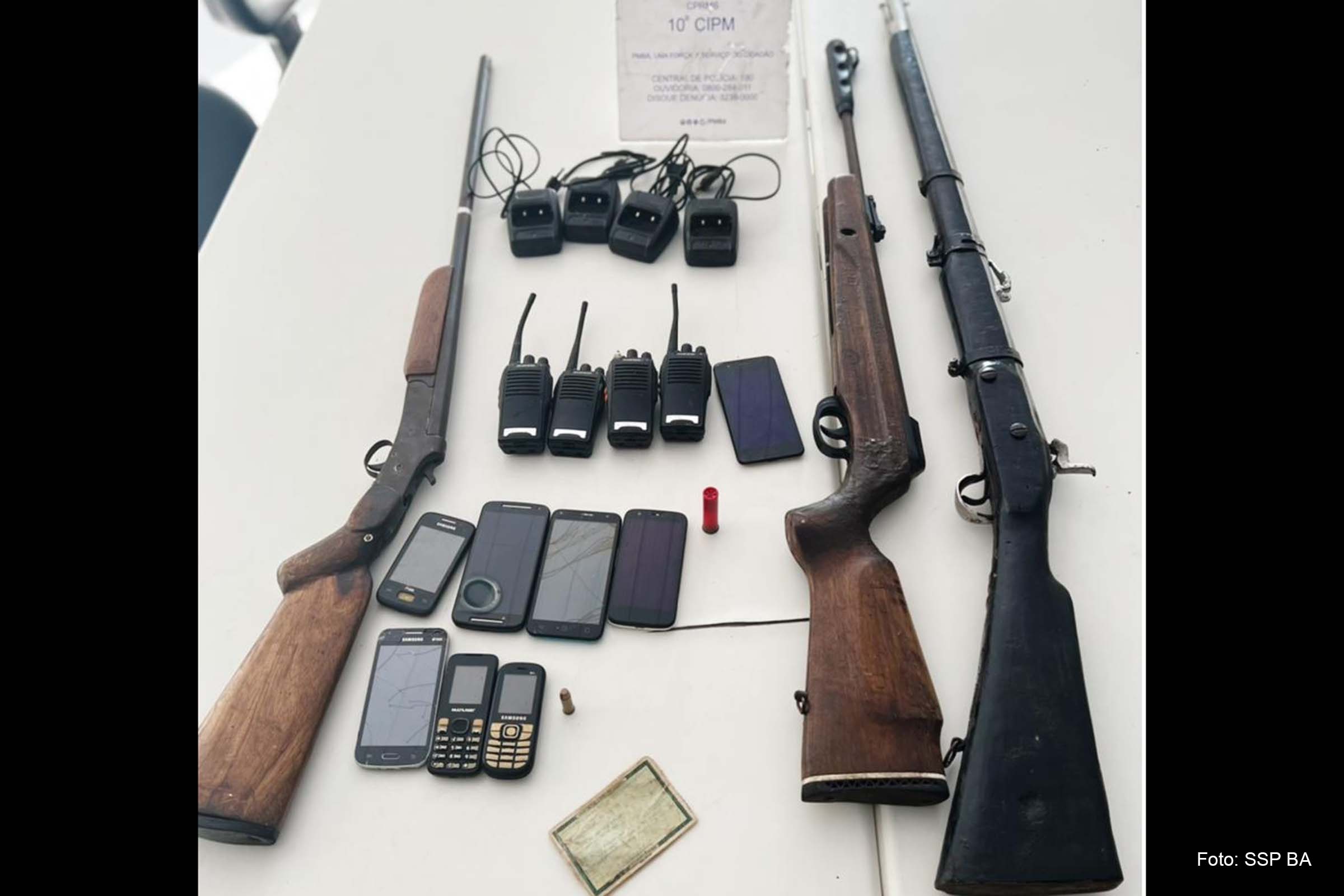Com o homem foram apreendidas duas espingardas, uma carabina, quatro rádios comunicadores com carregadores e celulares.