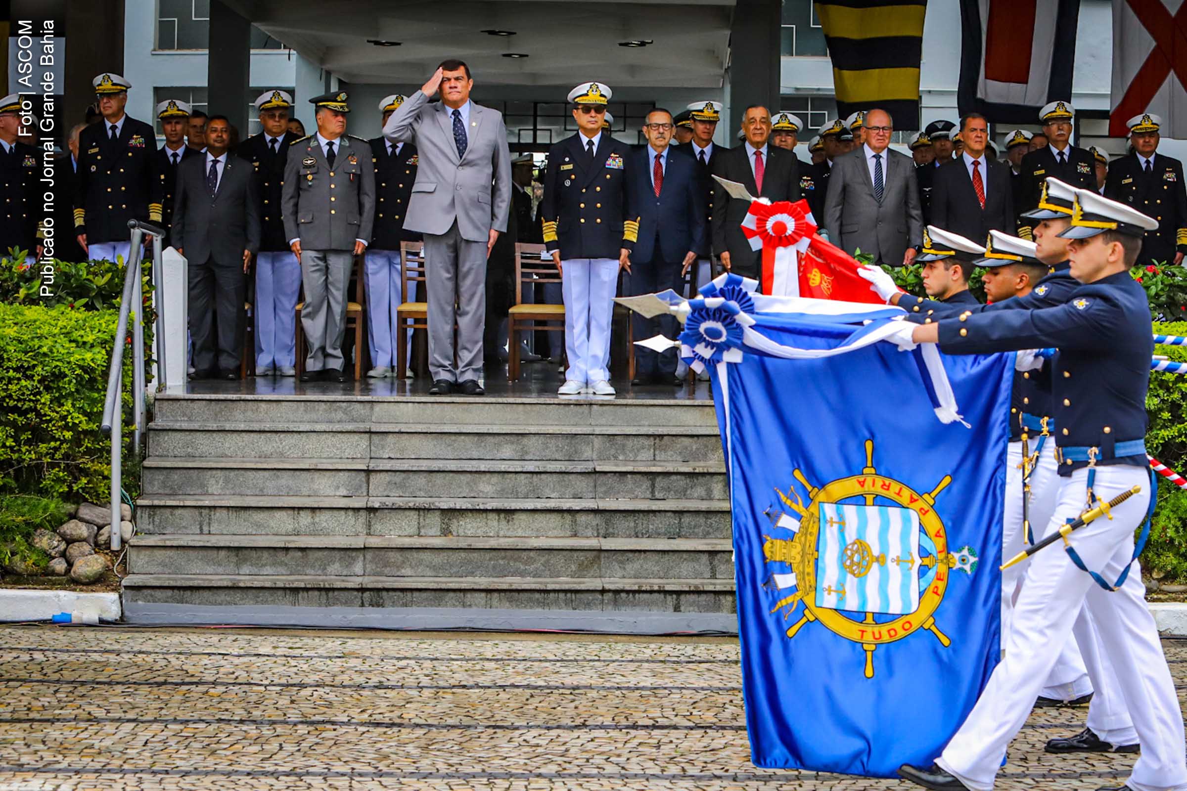 Espadim, símbolo do aspirante, é entregue aos membros da Turma Dom Pedro I da Escola Naval.