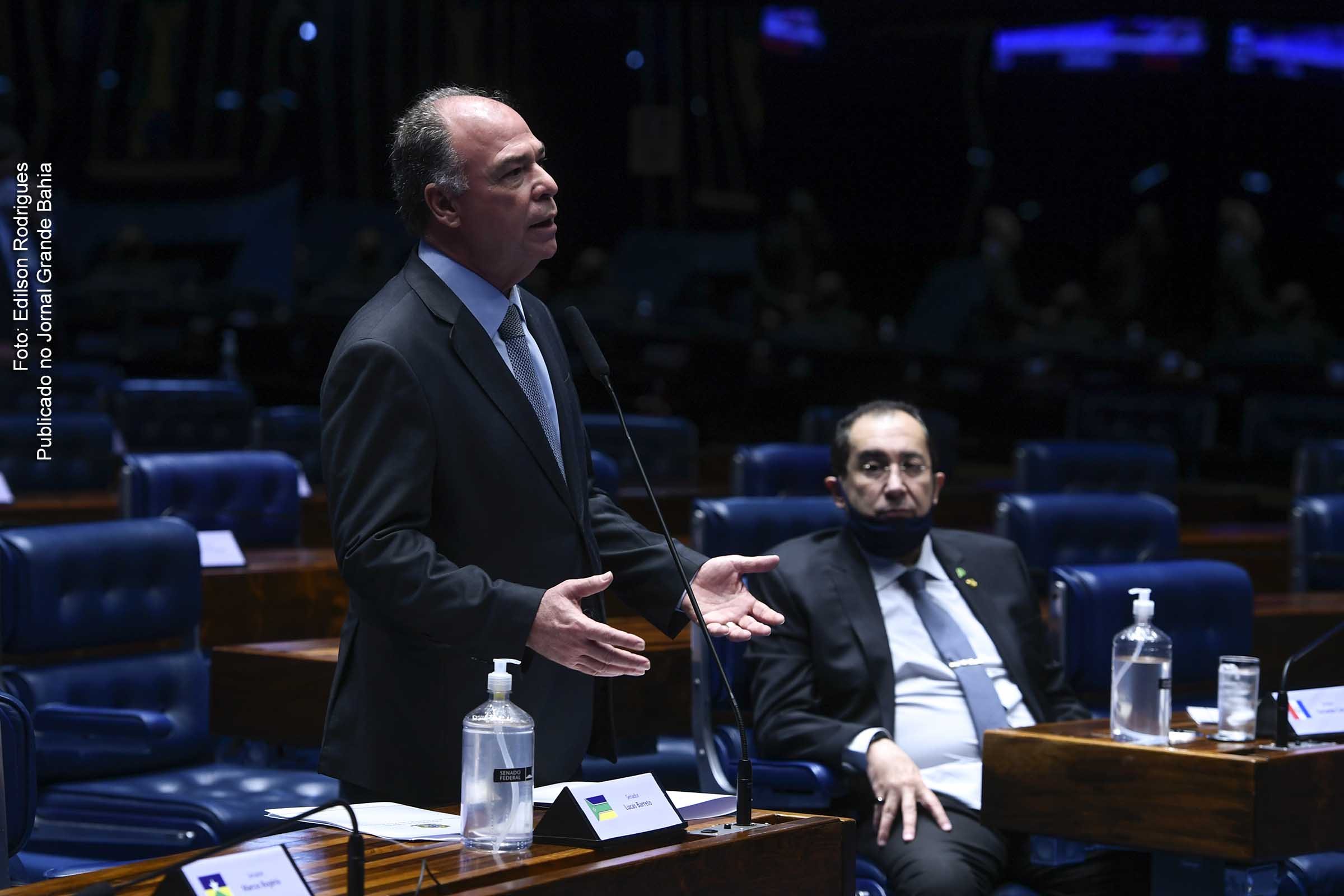 Senador Fernando Bezerra Coelho (MDB-PE), autor da PEC 15/2012, cumprimenta Fábio Garcia (União-MT), relator da proposta.