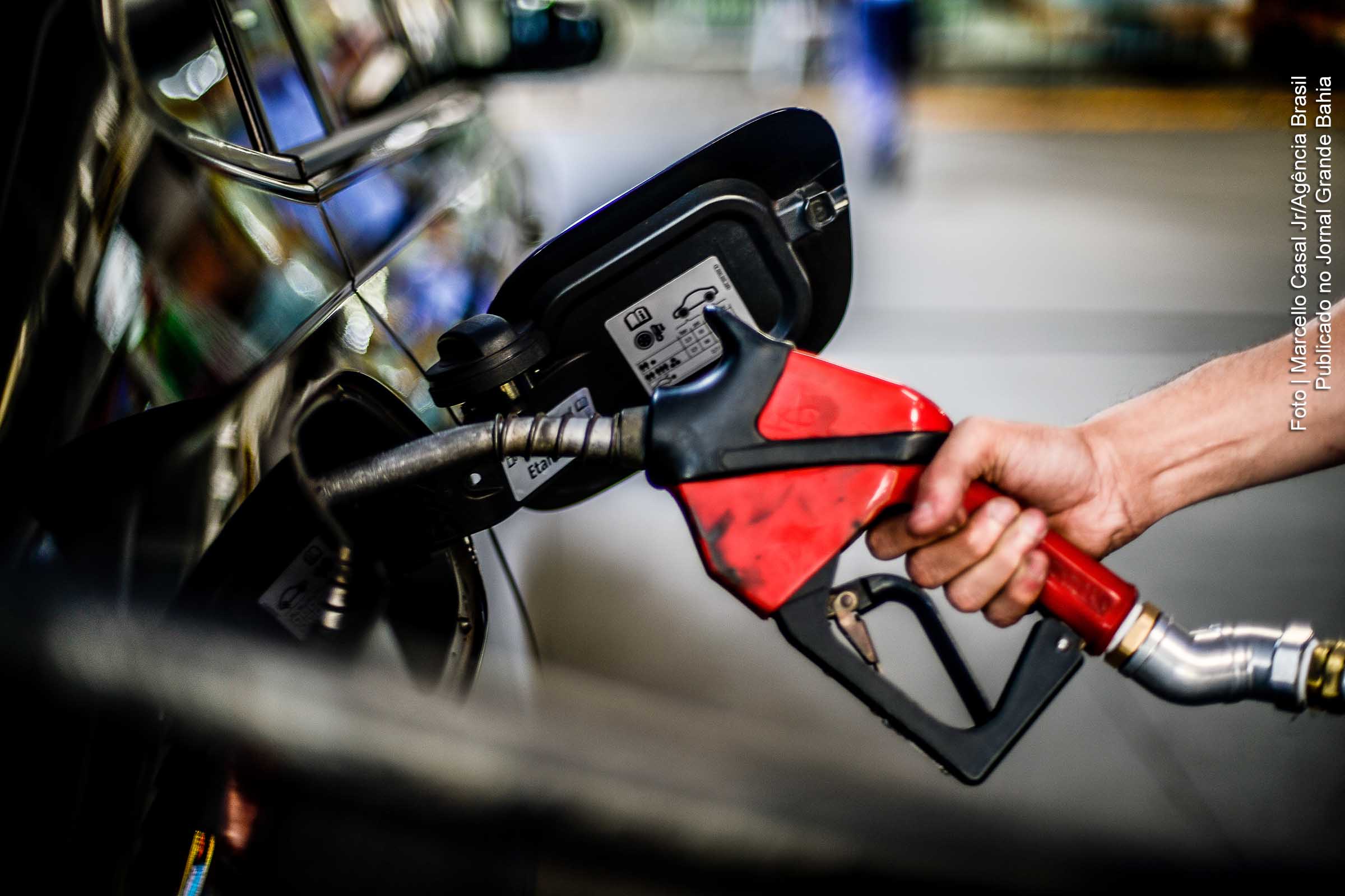 Gasolina fica 5,18% mais cara nas refinarias; Litro do diesel comercializado teve aumento de 14,26%