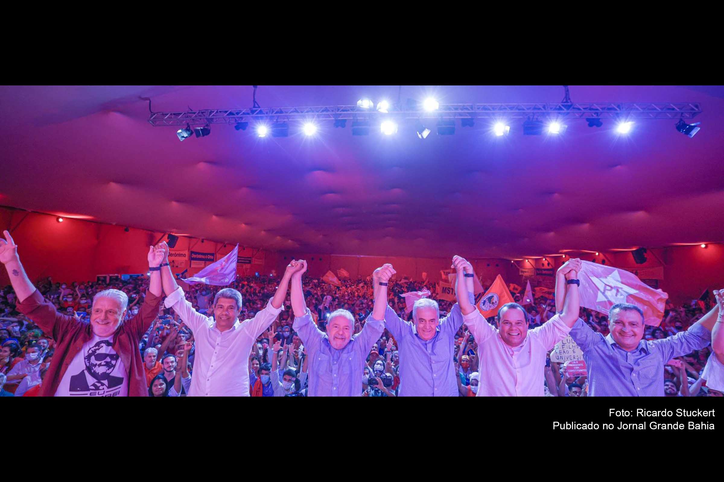 Jaques Wagner, Jerônimo Rodrigues, Lula, Otto Alencar, Geraldo Junior e Rui Costa participam de ato de pré-campanha na Arena Fonte Nova, em Salvador, durante os festejos pelo bicentenário da independência da Bahia.