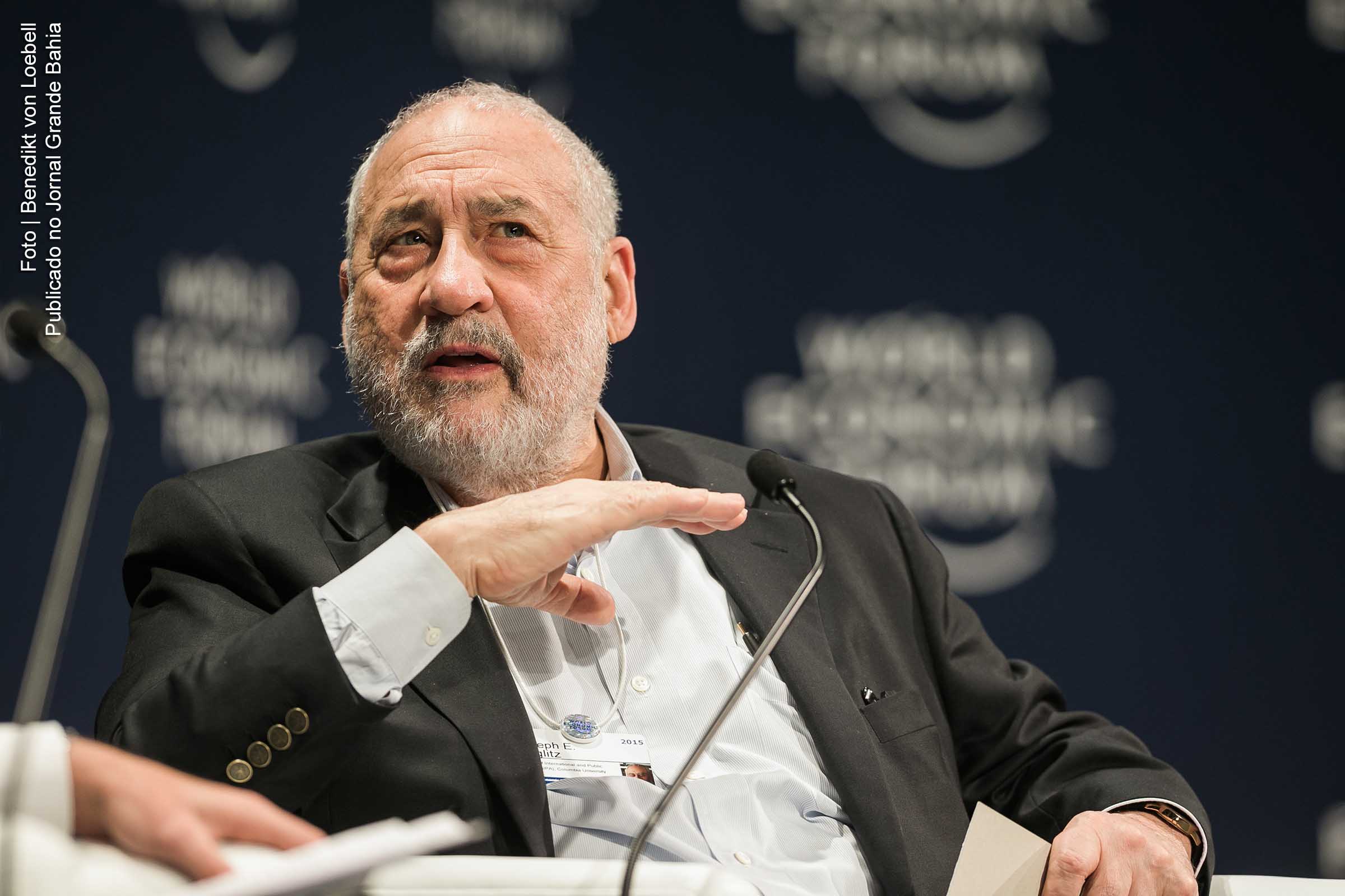 Joseph Eugene Stiglitz é um economista internacionalista estadunidense. Foi presidente do Conselho de Assessores Econômicos no governo do Presidente Bill Clinton, Vice-Presidente Sênior para Políticas de Desenvolvimento do Banco Mundial, onde se tornou o seu economista chefe.
