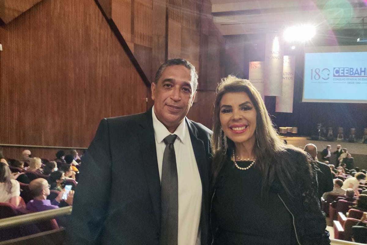 Na Conferência Nacional dos 180 Anos de Gestão Colegiada da Educação Brasileira, realizada no Teatro Castro Alves, o presidente do CEE Bahia Paulo Gabriel Nacif foi o anfitrião das autoridades e entre os recepcionados a Inspetora Regional de Educação dra. Kika Costa Larangeira.