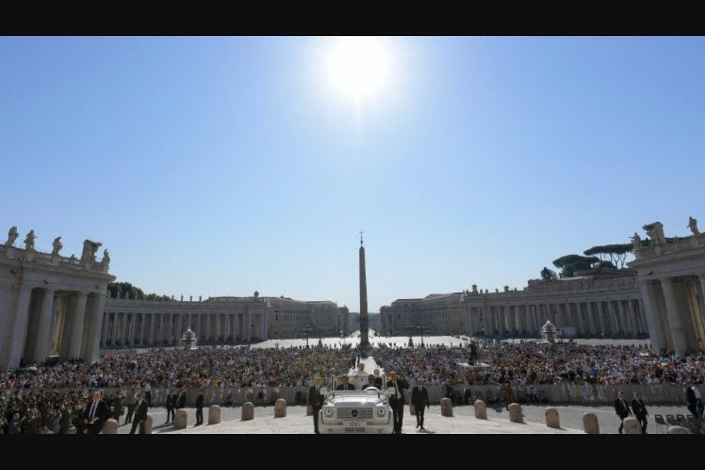 Nas saudações aos fiéis reunidos na Praça São Pedro para a Audiência Geral, o Papa lembrou que nesta quinta-feira (16/06/2022), no Vaticano, será celebrada a Solenidade de Corpus Christi e exortou a pedir a Deus a capacidade de doar-se aos outros, servindo com alegria especialmente os que mais precisam.