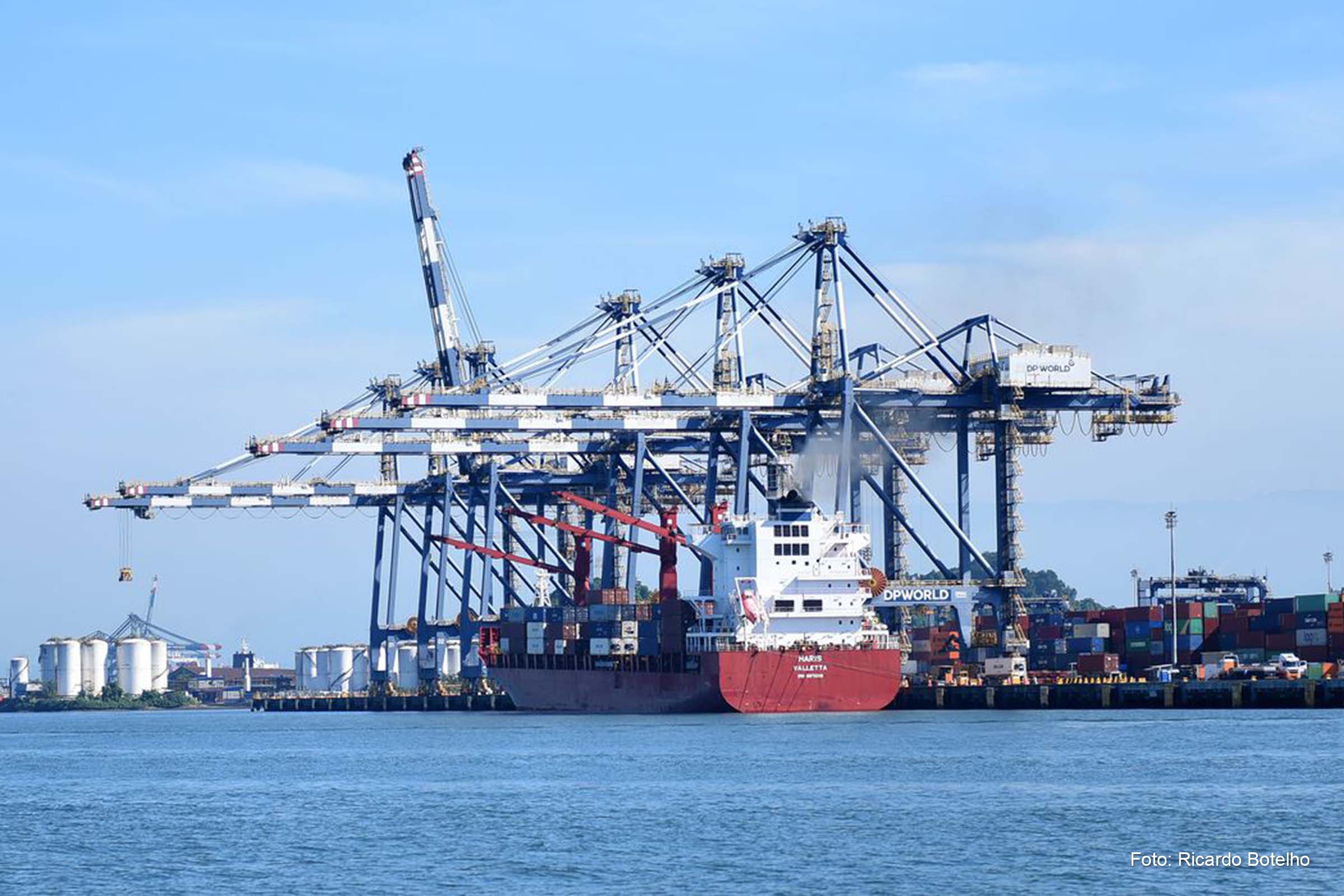 Segundo o Governo, a retirada da capatazia do valor aduaneiro vai promover "uma abertura comercial transversal da economia", diminuindo custos com a importação.