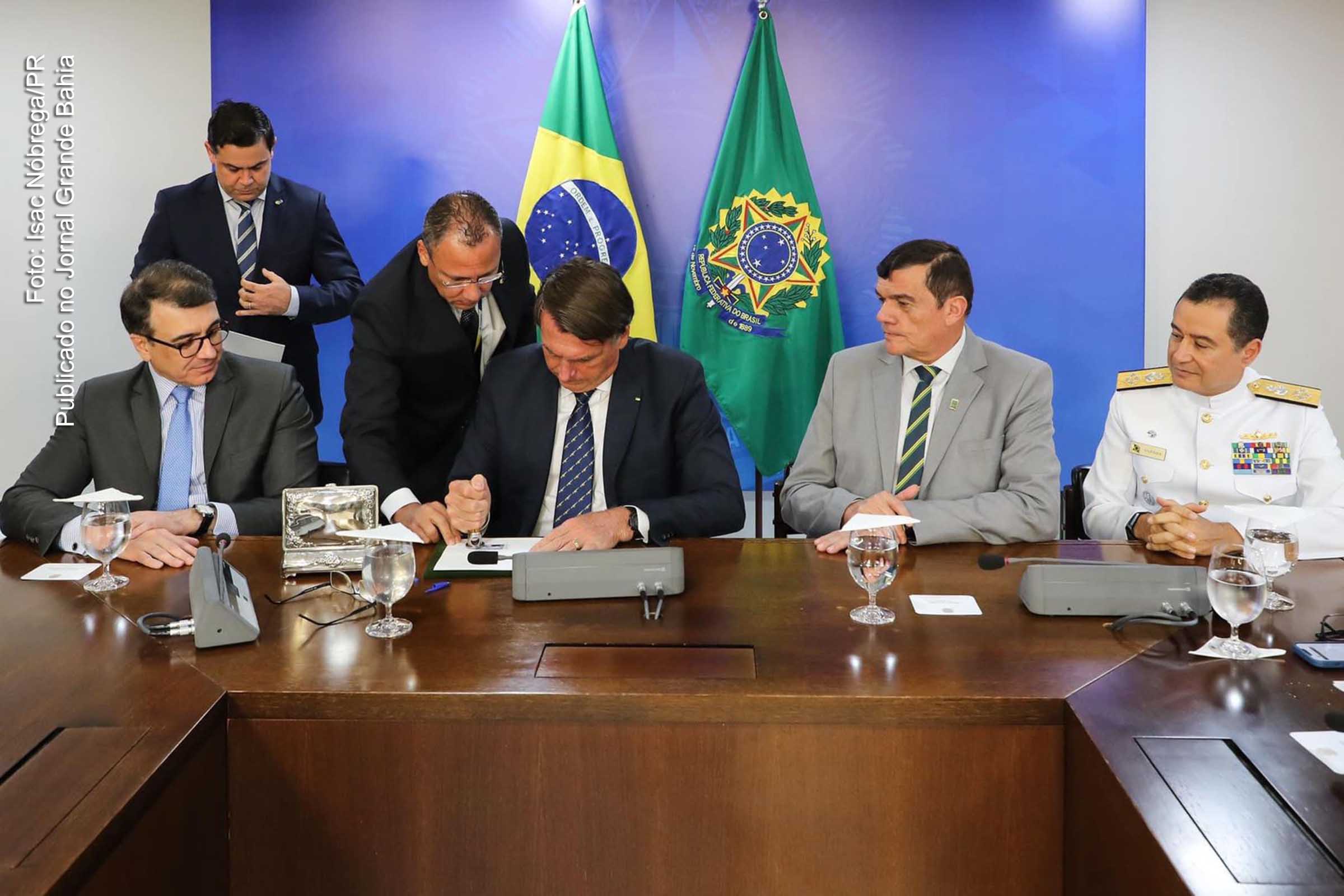 Presidente Jair Bolsonaro atualiza marco legal da Política Nacional para Assuntos Antárticos e almirante de esquadra Almir Garnier destaca atuação Marinha do Brasil e cooperação da FAB na região Antártica.