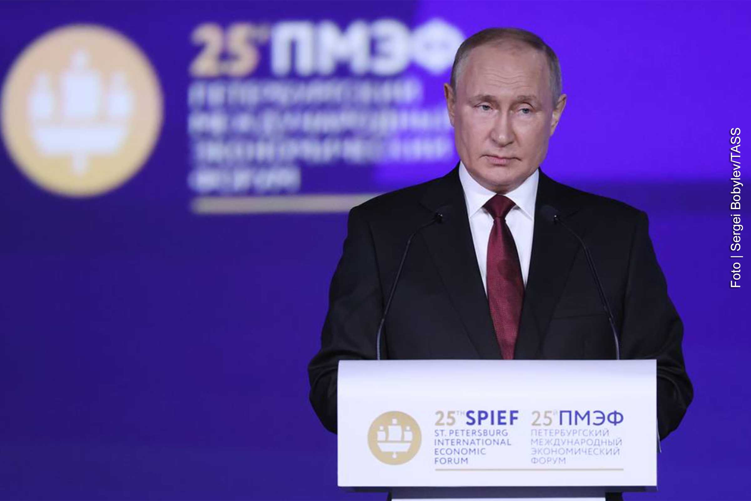 Presidente russo, Vladimir Putin durante seu discurso no XXV Fórum Econômico Internacional em São Petersburgo, Rússia.