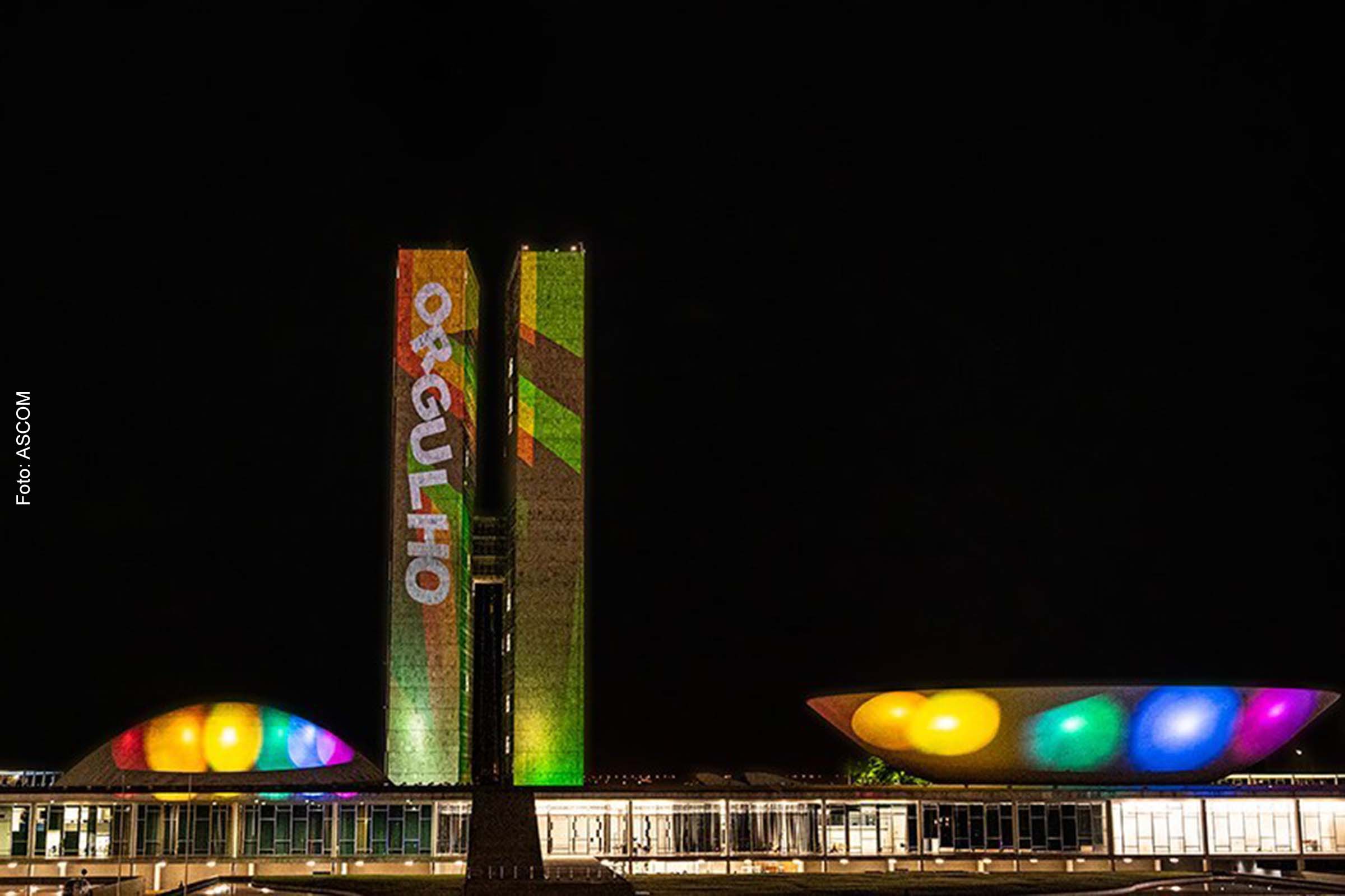 Congresso Nacional iluminado em homenagem ao Dia do Orgulho LGBTQIA+, em 2021.